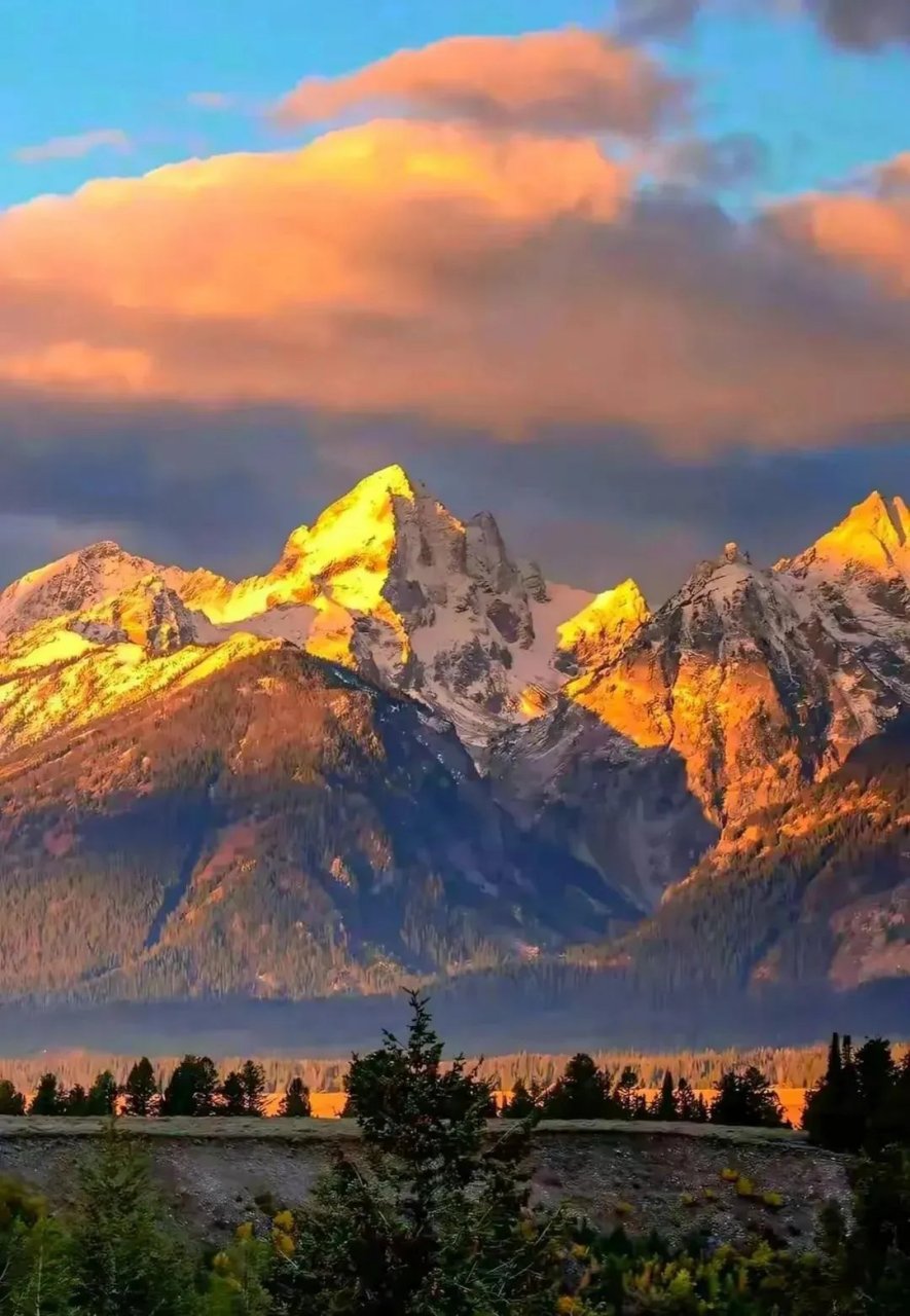 日照金山,好运连连, 今日份的雪山风景,美得像一幅画! #动态连更挑战