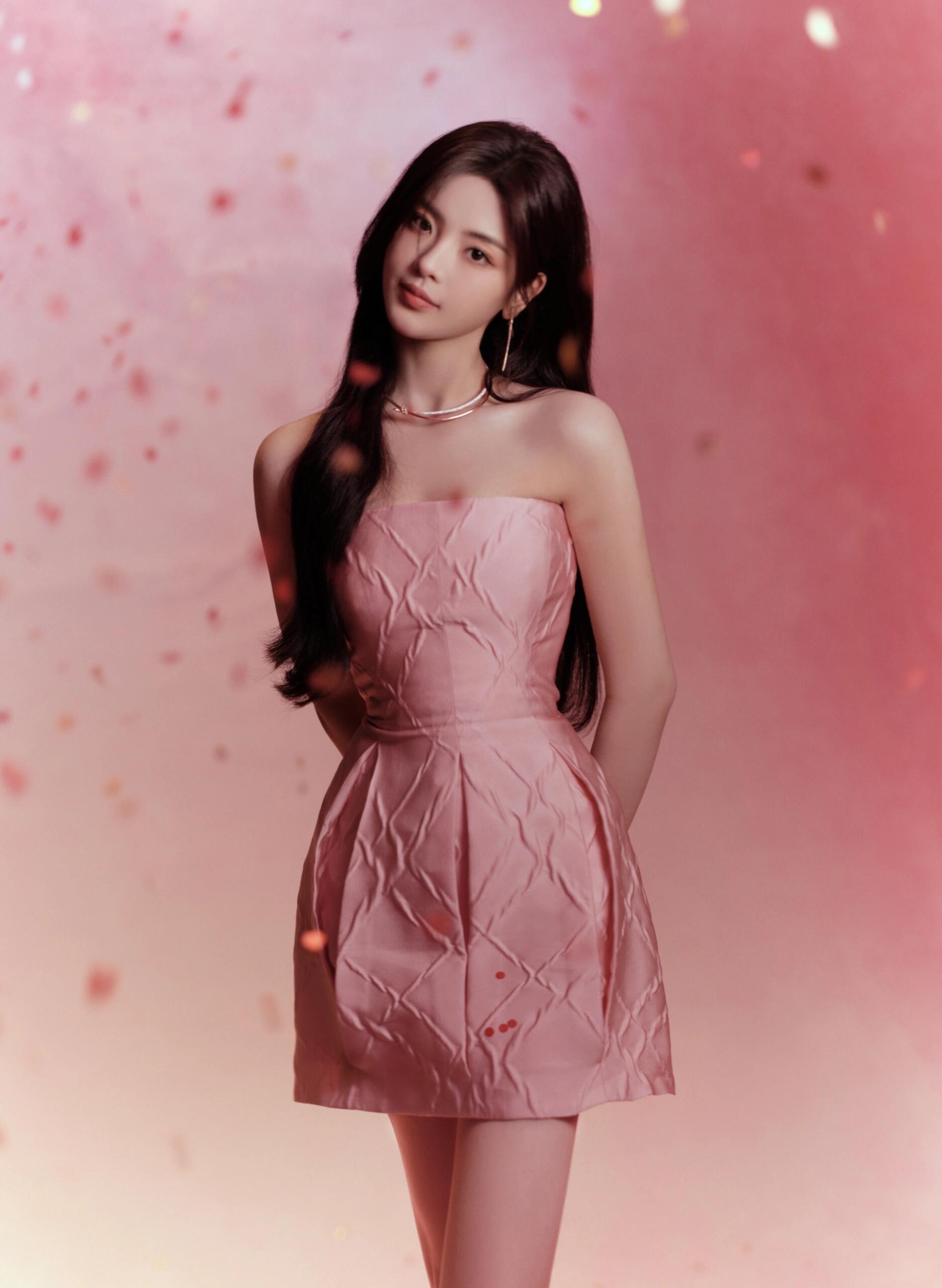 杨超越身着轻盈的粉色短裙,犹如误落凡尘的仙子,她的每一步都散发着不