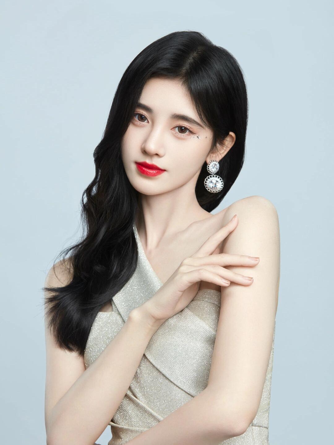 在银色礼服的映衬下,鞠婧祎的肌肤如雪般纯净无瑕,搭配一抹红唇,她