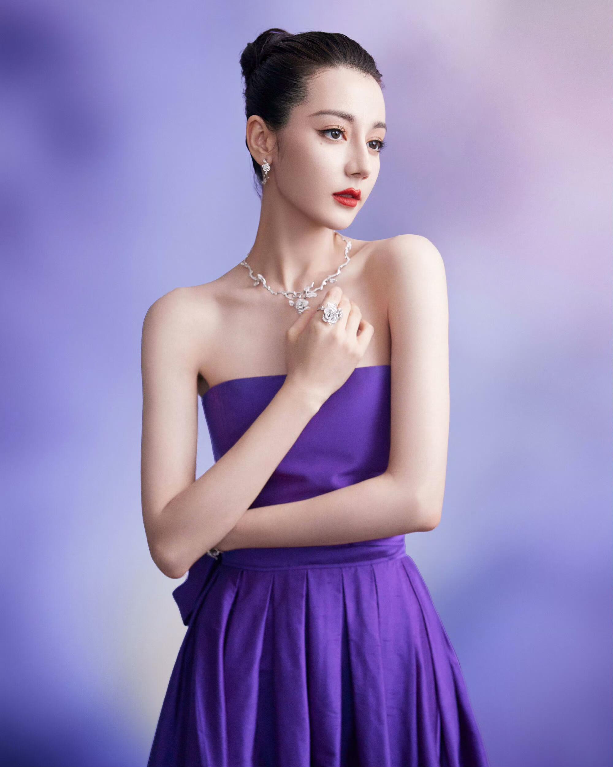 迪丽热巴身穿优雅紫色裙装,气质出众,珠宝点缀更显高贵