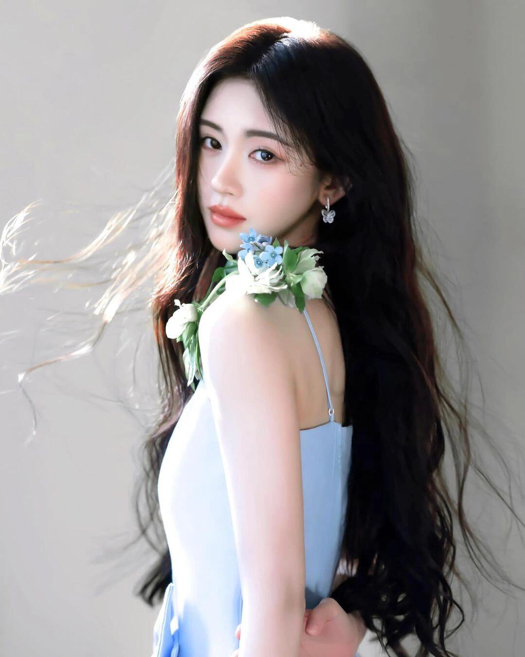 鞠婧祎身着淡蓝吊带裙,宛如清风中绽放的蓝莲,清新脱俗,唯美动人