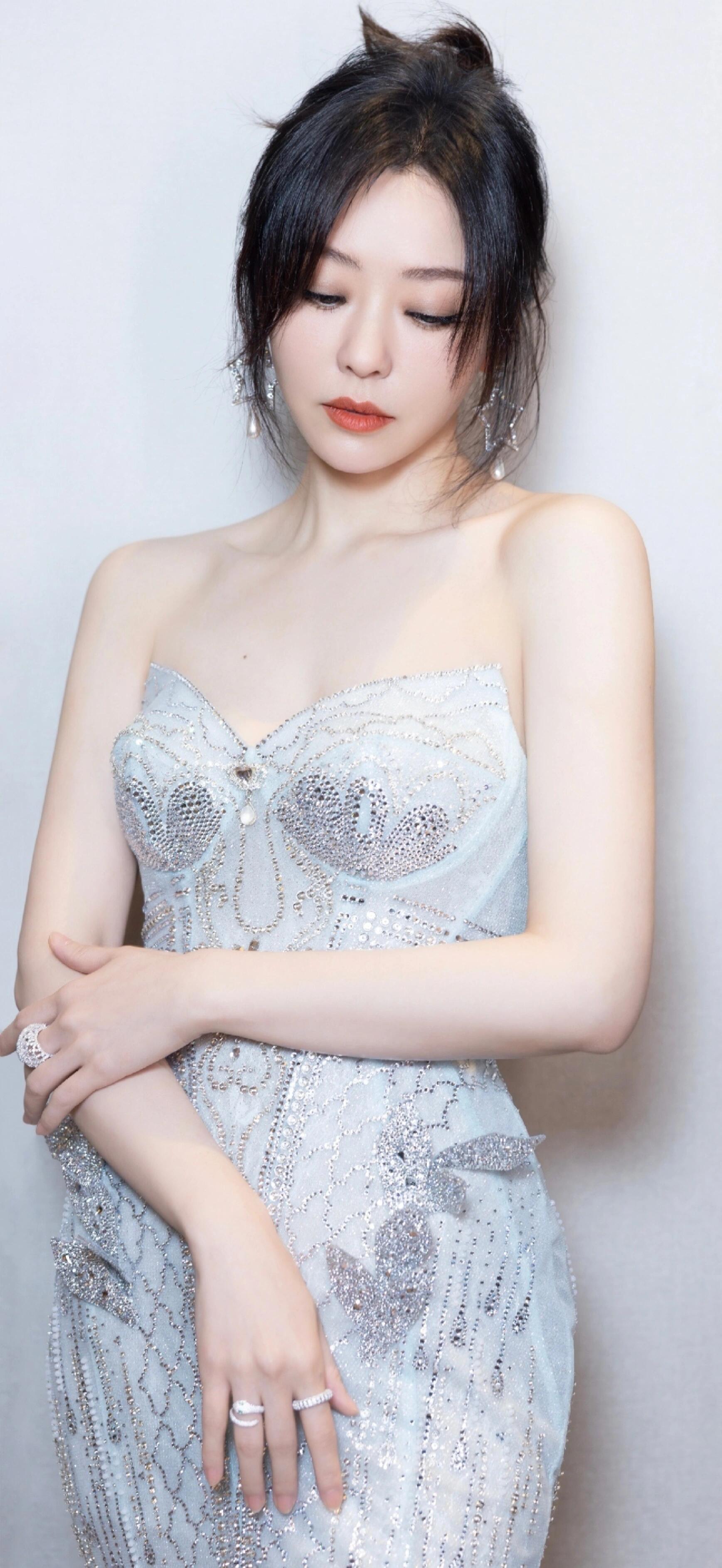 张靓颖身穿优雅银裙,气质出众,美得让人窒息.#张靓颖##全民夏日派对