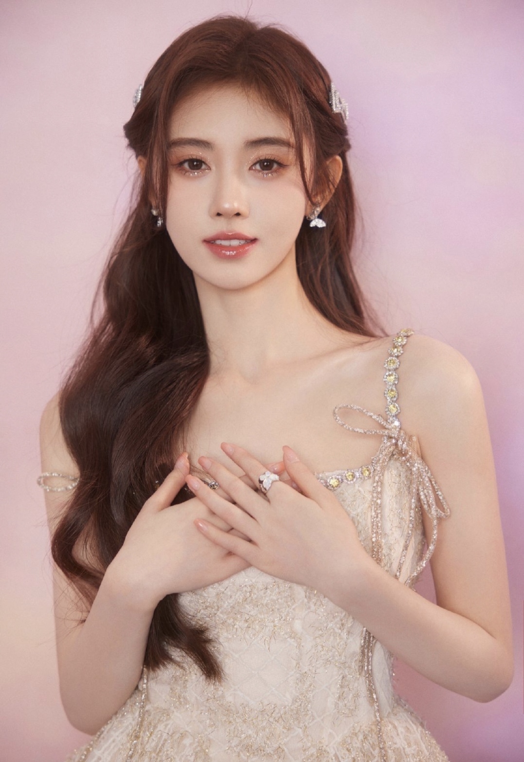 鞠婧祎 珍珠耳环与她的白色礼服相得益彰,散发着甜美迷人的光彩