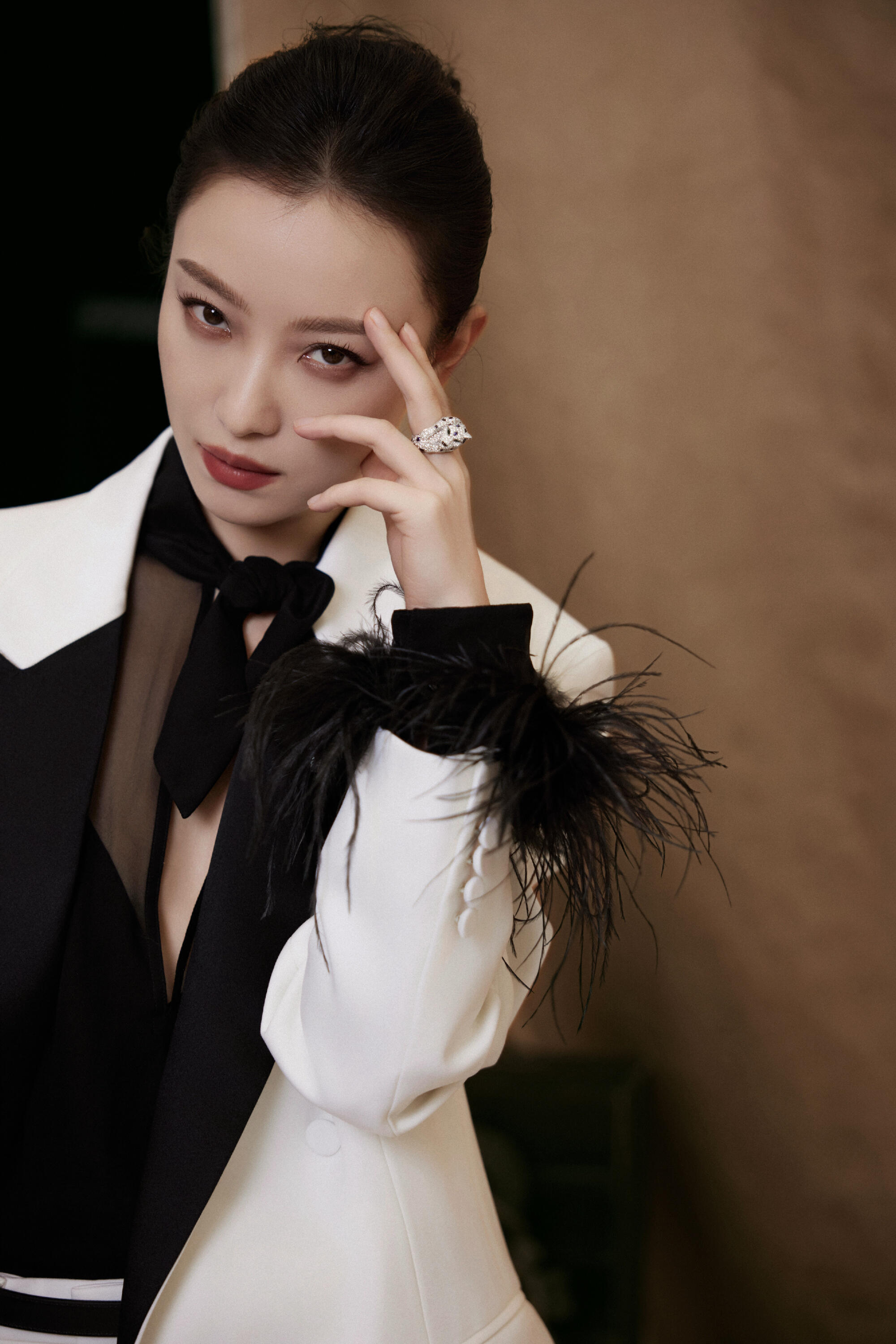 "倪妮优雅现身,黑白配惊艳全场!#夏季百家接力赛