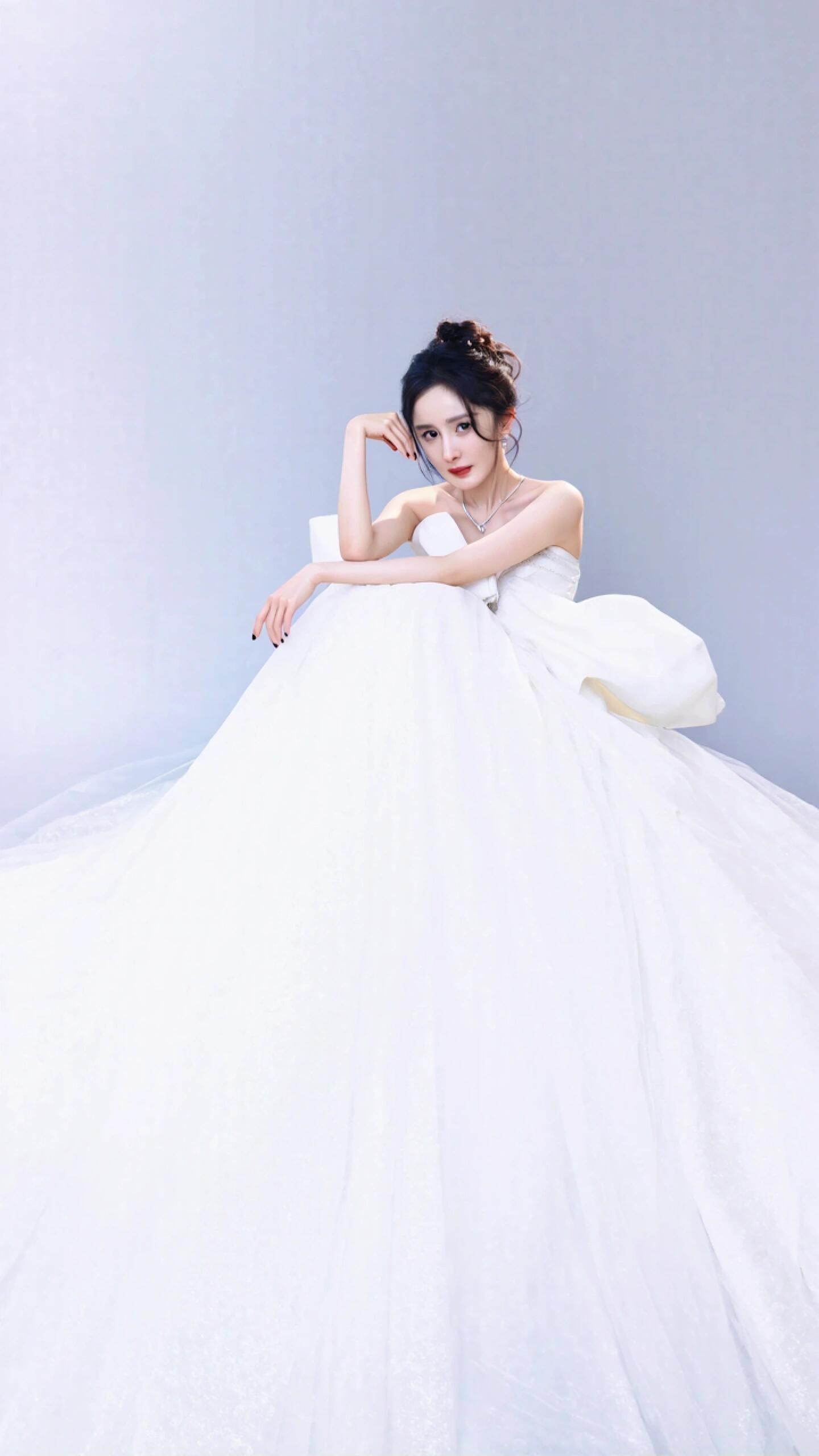 杨幂甜美温柔,一袭婚纱如梦似幻,女神气质尽显