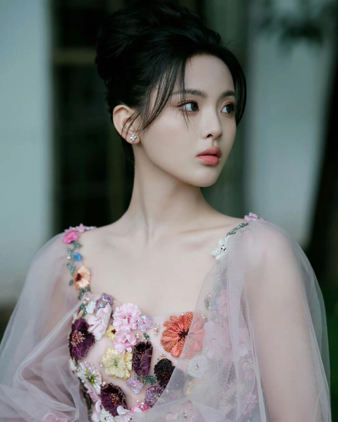 杨超越甜美可爱