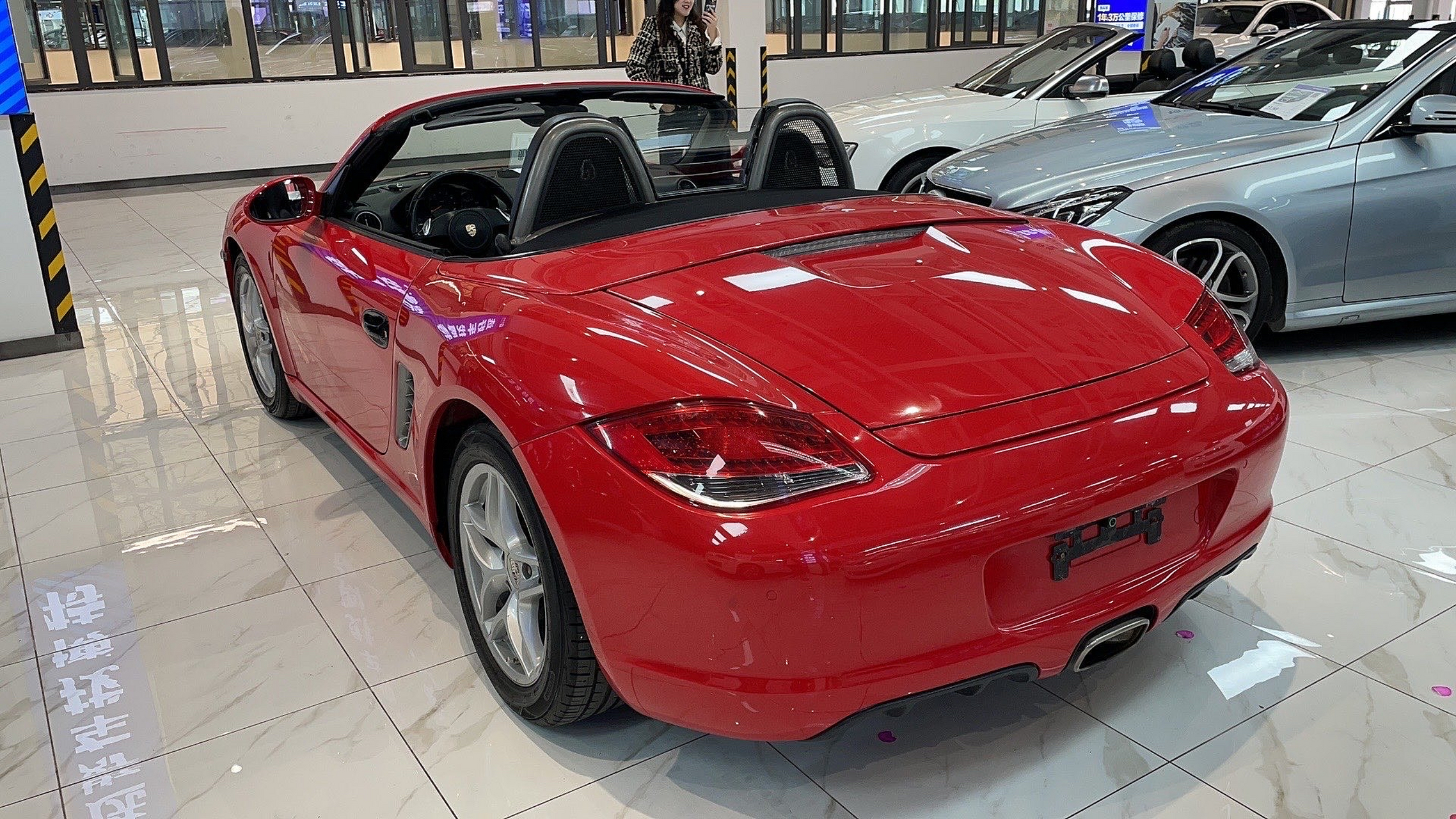 点燃心中的速度与激情97  78在阳光下,这辆红色保时捷敞篷跑车