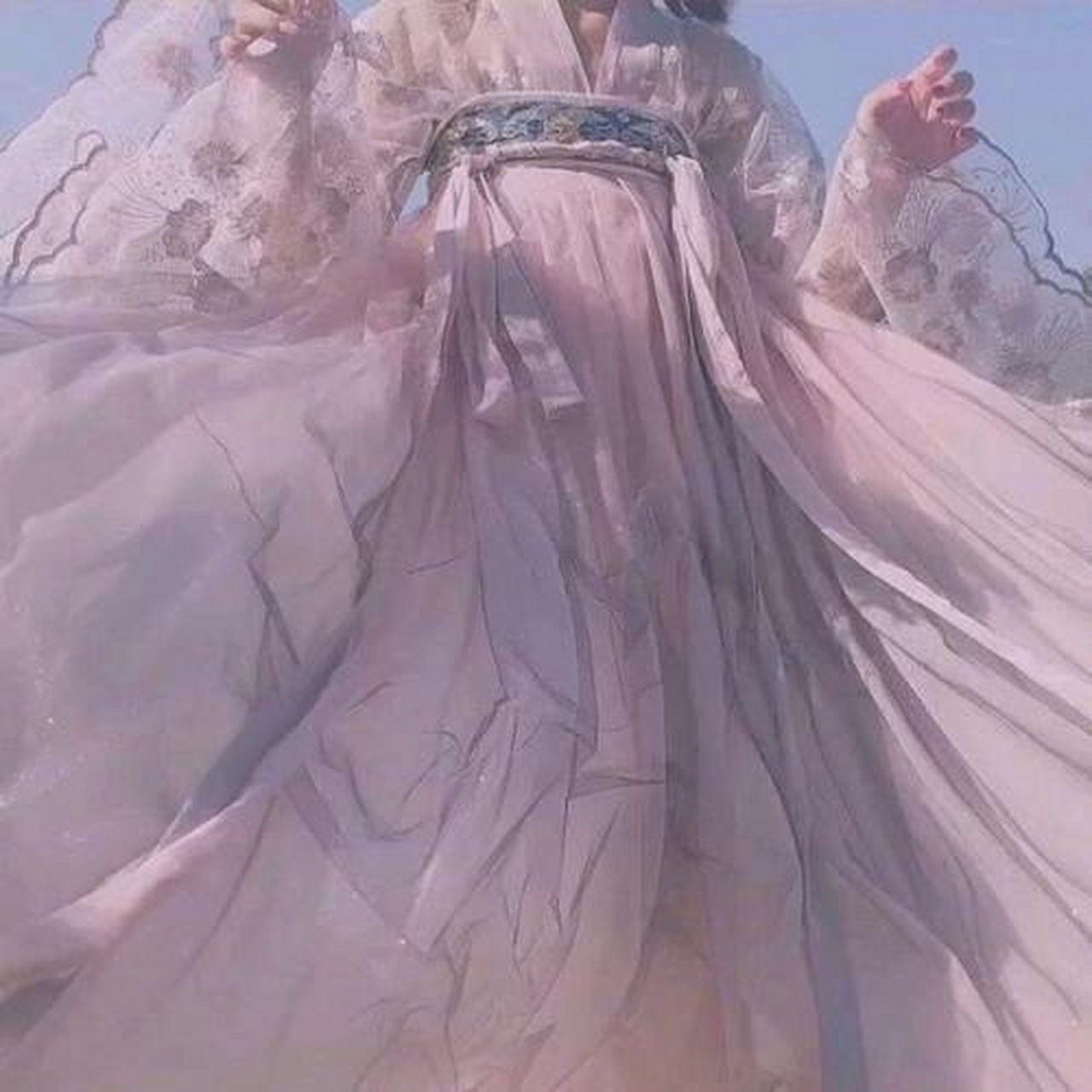 今天给大家推荐一些下半身古风汉服头像  大家都滑