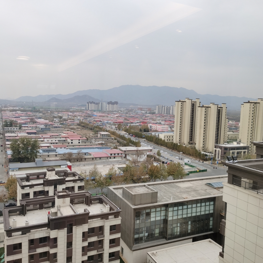 石家庄的天际线,仿佛是一幅壮观的画卷,高楼耸立,错落有致.