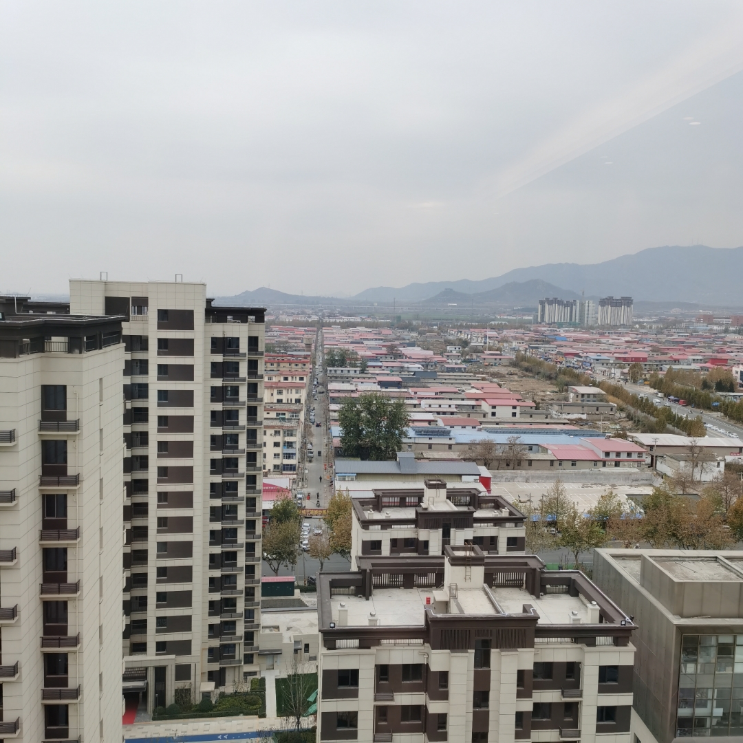 石家庄的天际线,仿佛是一幅壮观的画卷,高楼耸立,错落有致.