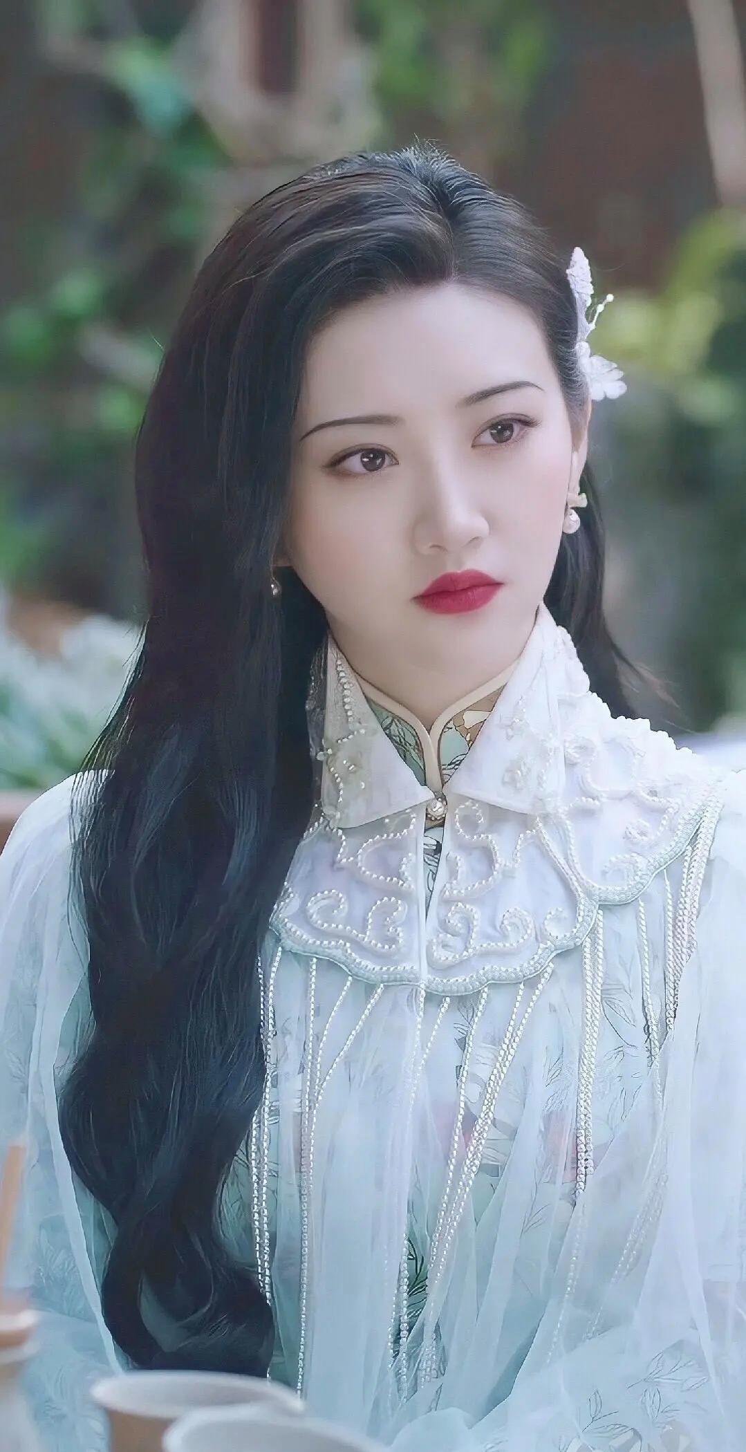 景甜款款而来,眉眼似水墨晕染的诗行,唇角笑意化作潺潺溪流