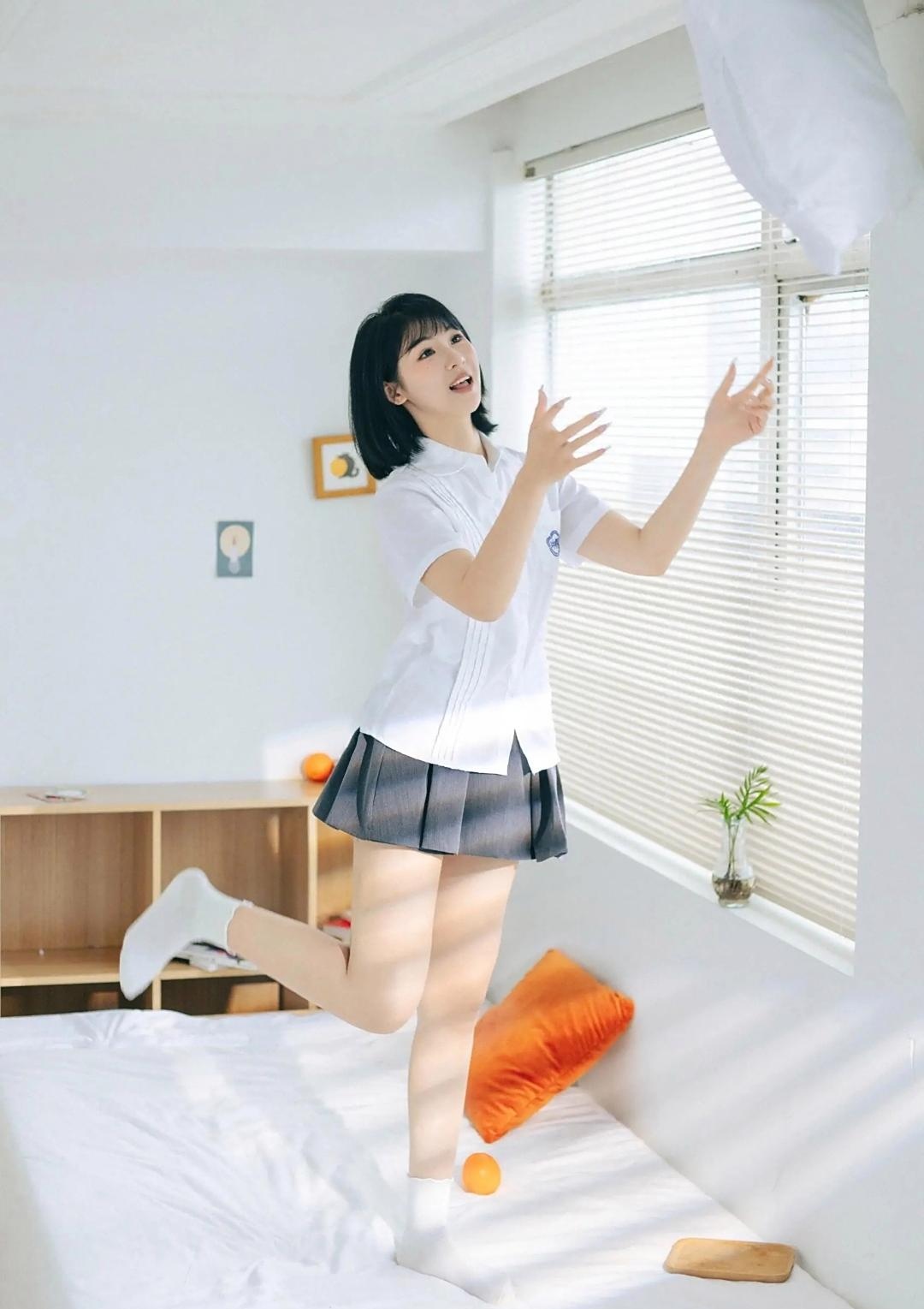 清晨的阳光刚漫过窗台,她抱着帆布包蹦跳着穿过巷口