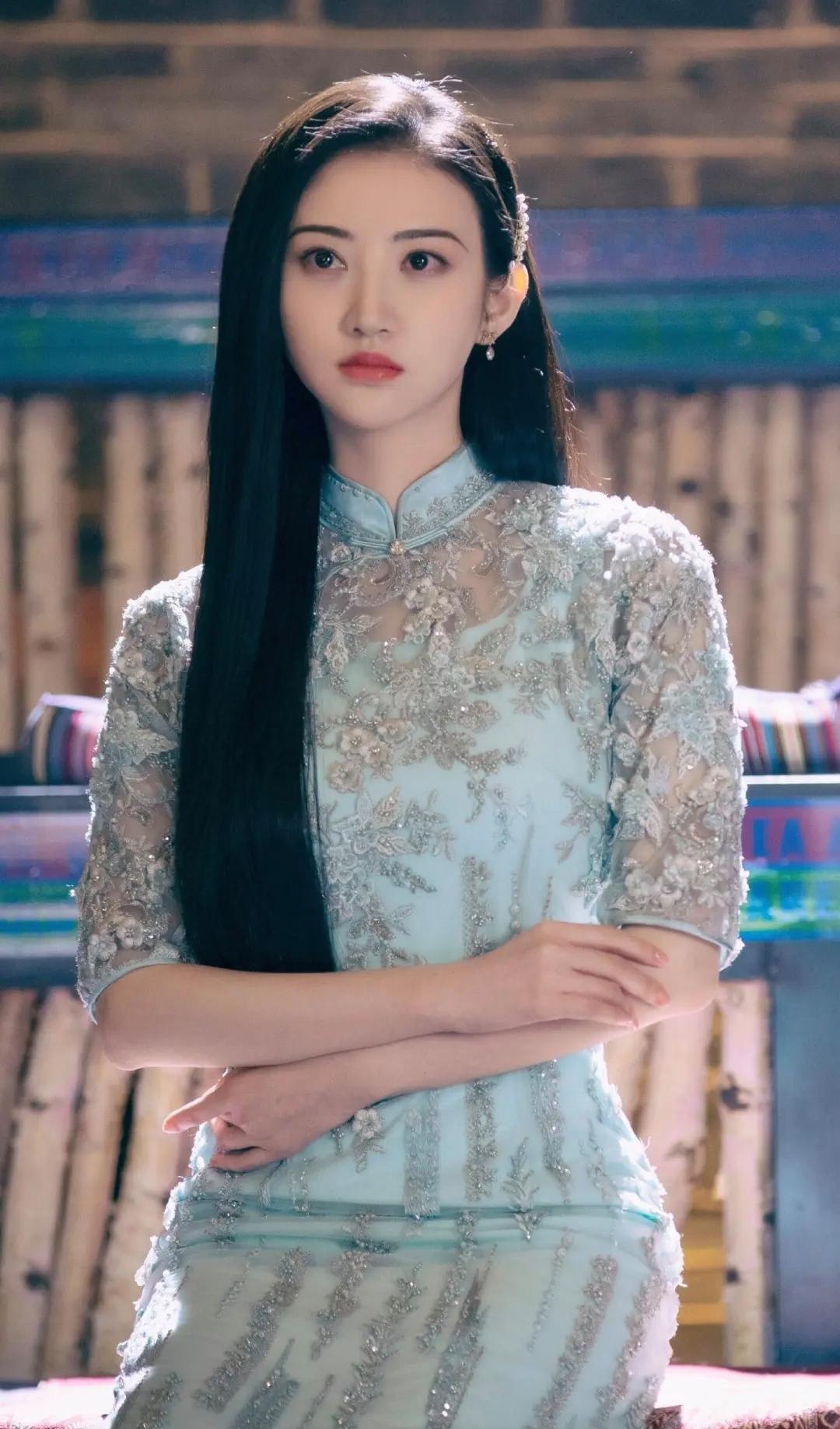 景甜款款而来,眉眼似水墨晕染的诗行,唇角笑意化作潺潺溪流