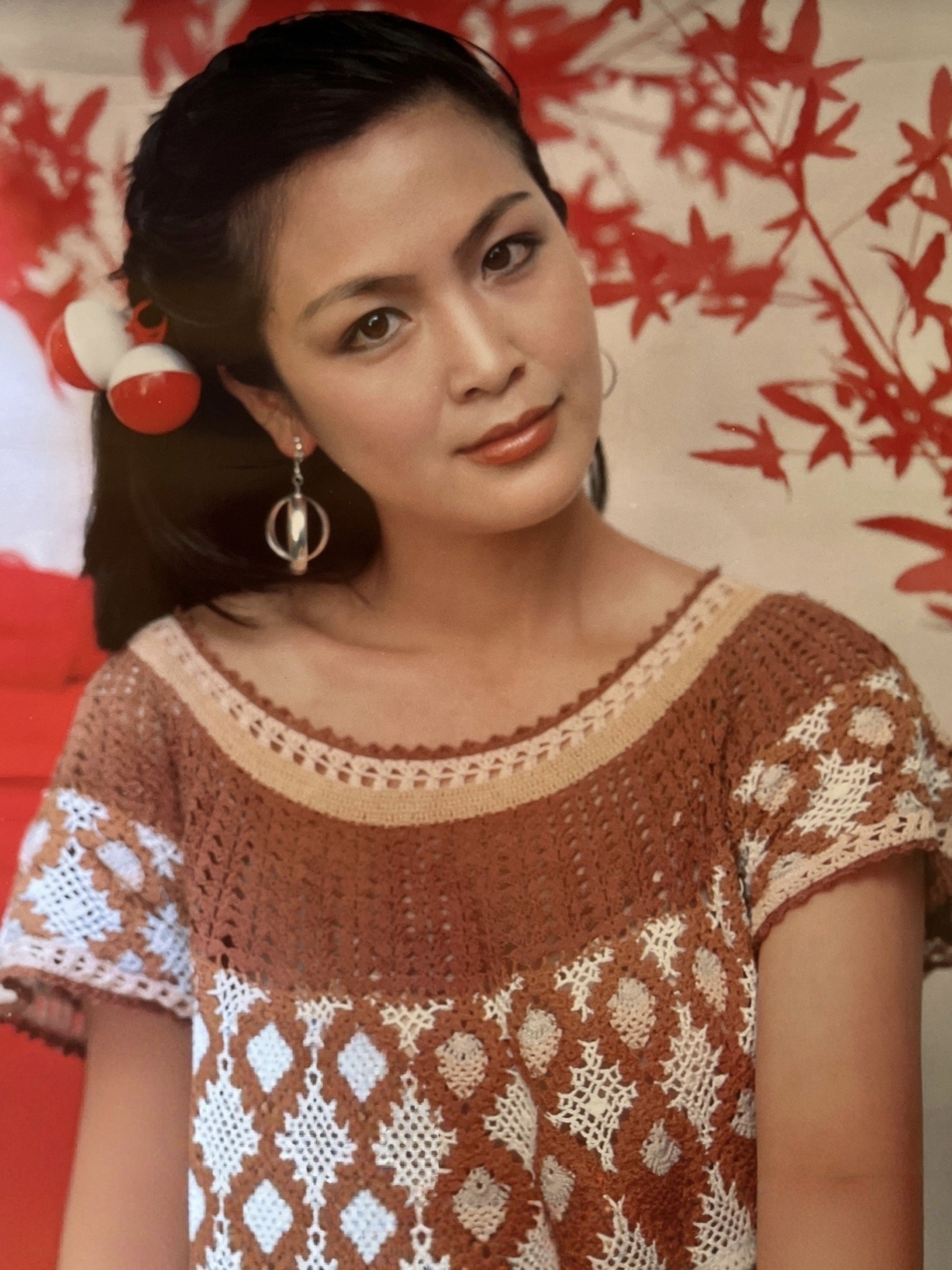 金莉莉的模样,怎么着也跟"木讷"两个字联系不到一起来