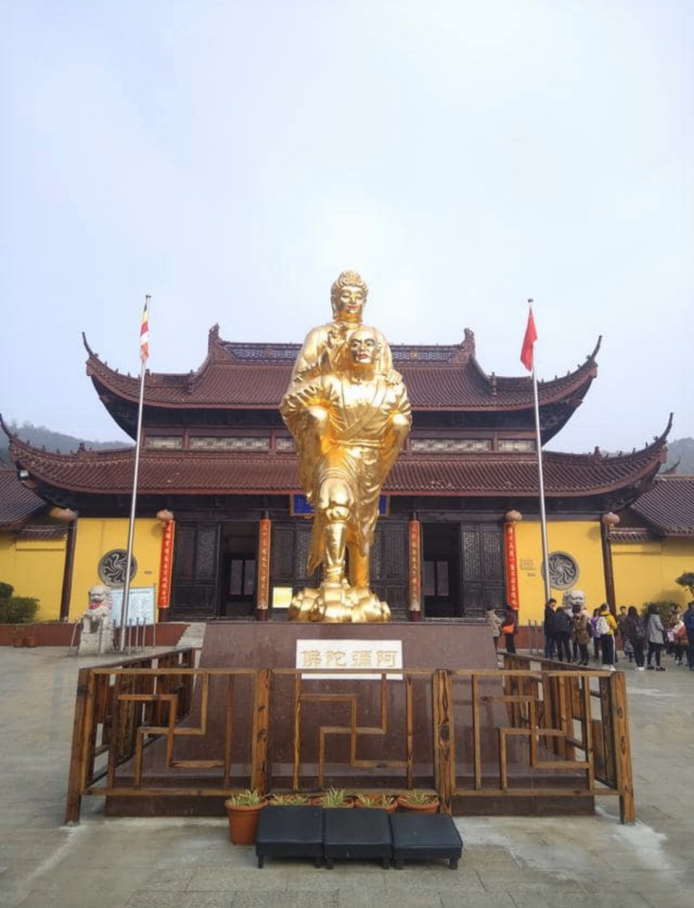 阿彌馱著佛 1988年復建無錫華藏寺時,在天王殿前塑了阿彌陀佛金身塑像