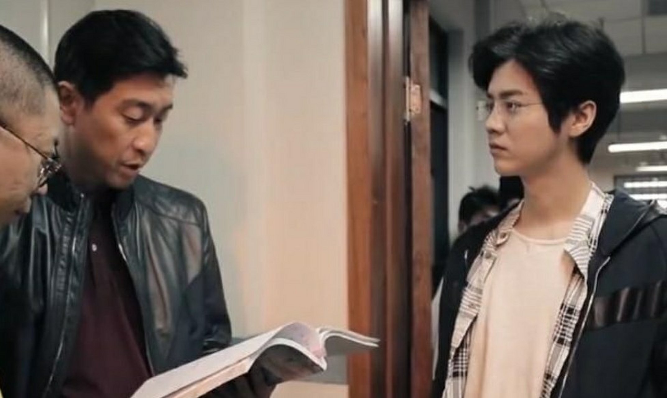 烧脑电视剧《在劫难逃》里,影帝王千源首次和流量小生鹿晗合作,被问到