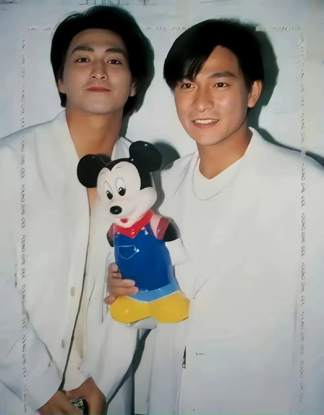 何家劲与刘德华在年轻时期的确有着相似的面容,宛如一对亲兄弟.