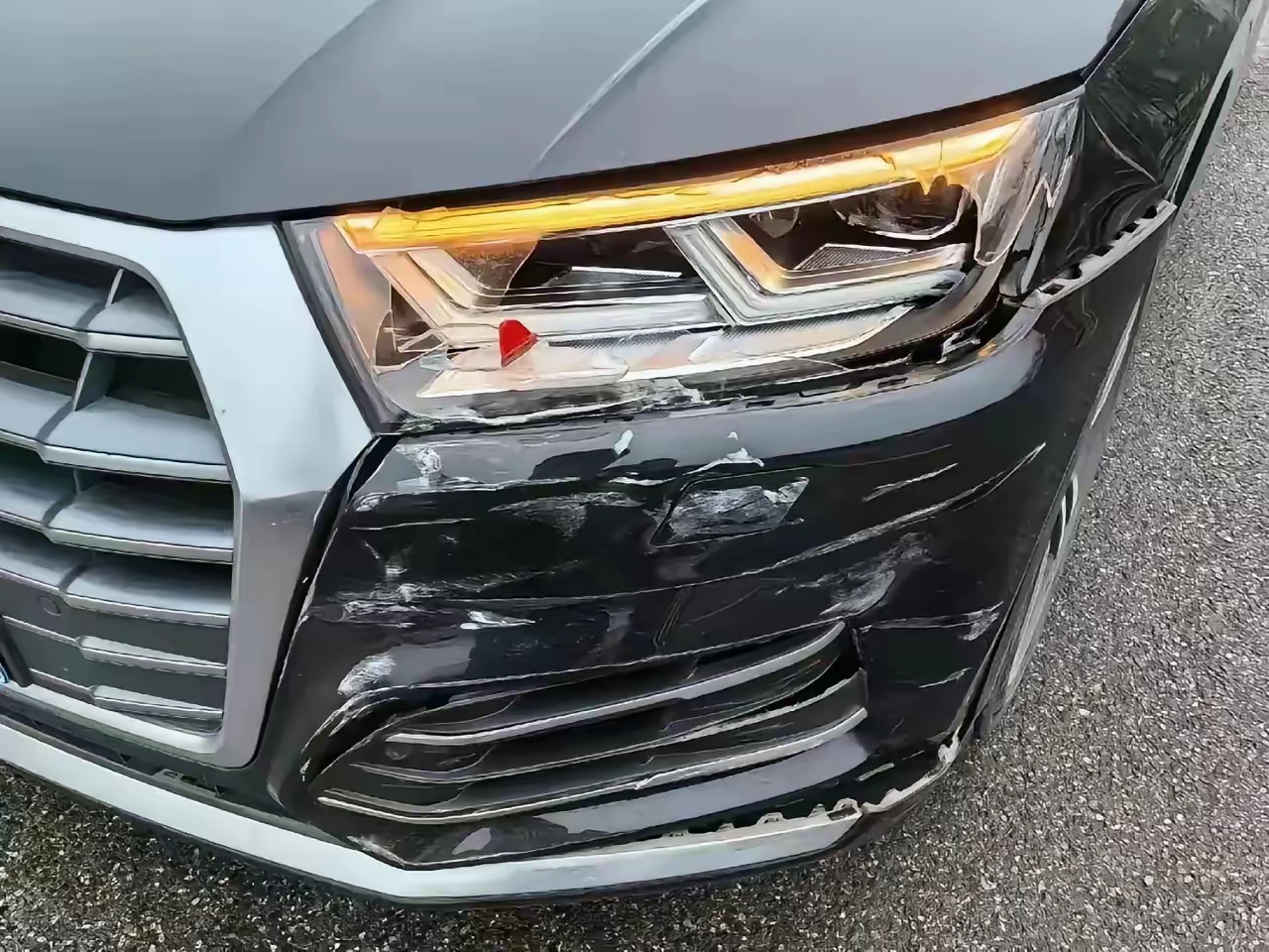 朋友早上骑电动车上班的时候不小心撞了一辆奥迪,把大灯撞成这样了