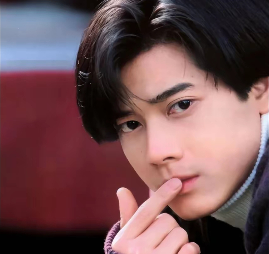 郭富城劲歌热舞的舞台风格极具感染力,他的歌曲如《对你爱不完》等