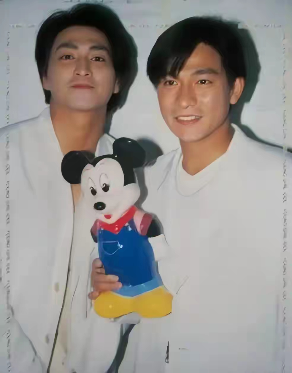 但是他绝对不是最帅的一个,身边的何家劲长得和刘德华有点神似,但是