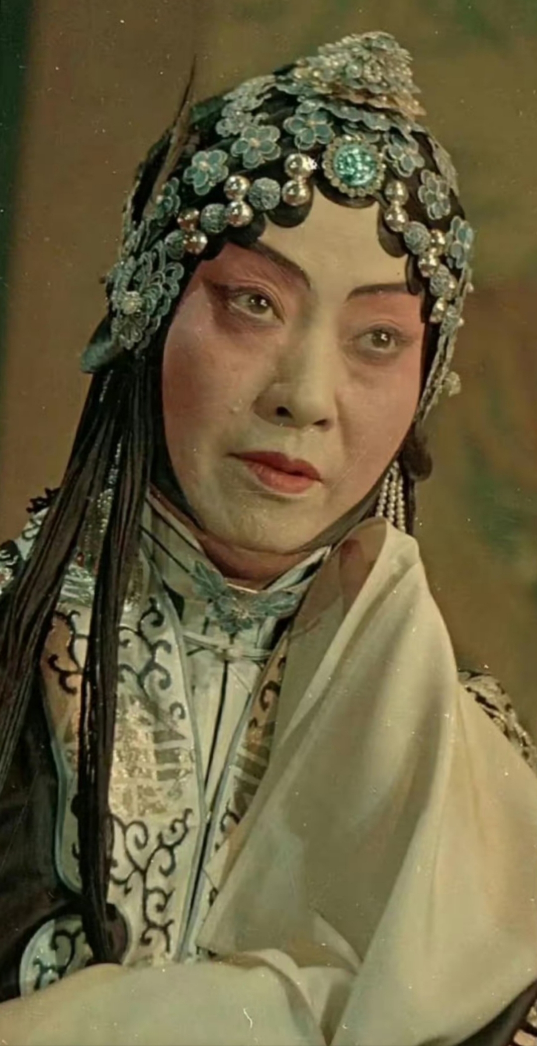 梅兰芳60岁时的高清剧照,真的只能远看,唱戏的皮肤都很差,因为旧时的