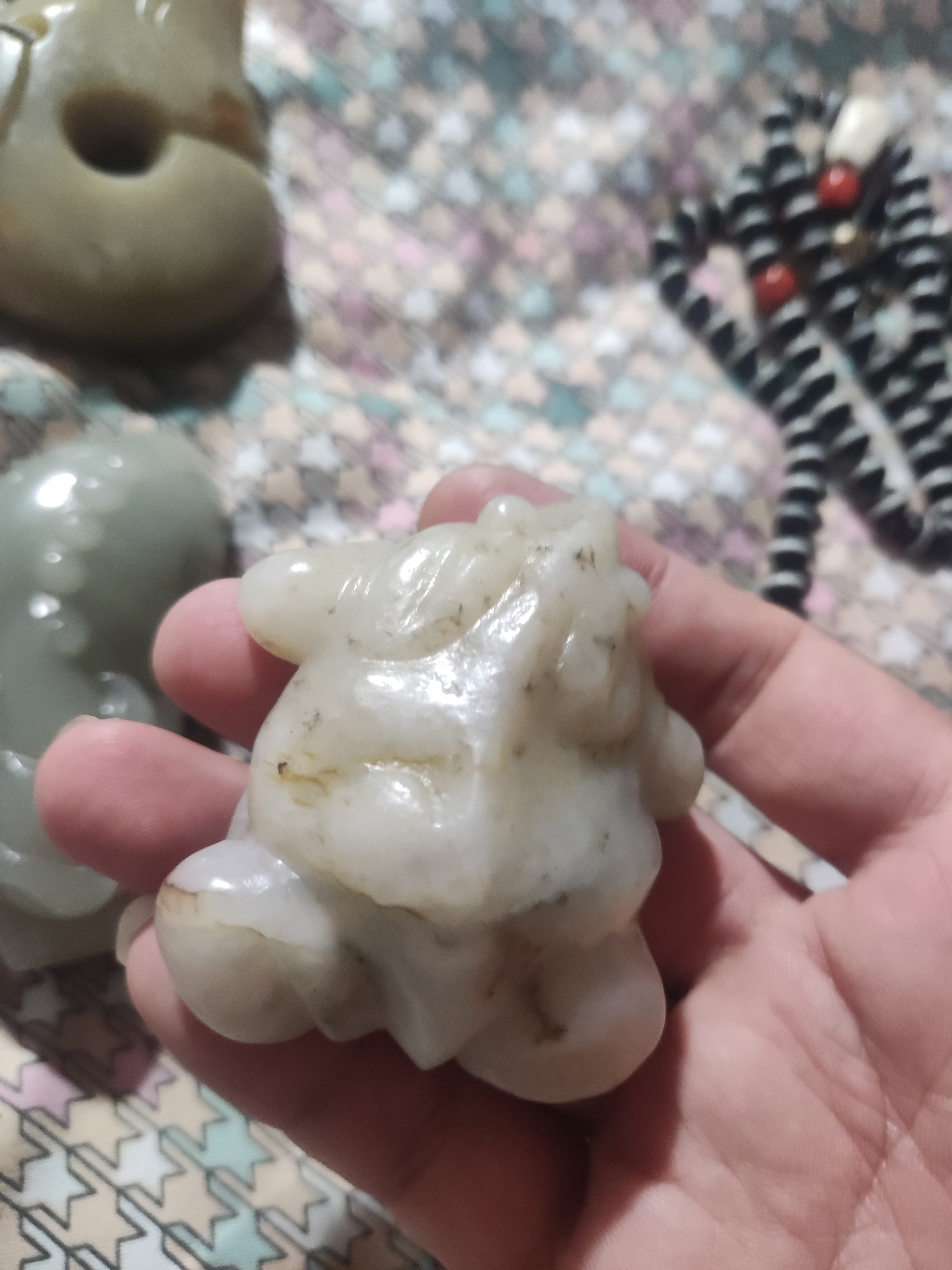 朋友们给看看 这个和田玉青蛙是什么时期的风格呢  求教