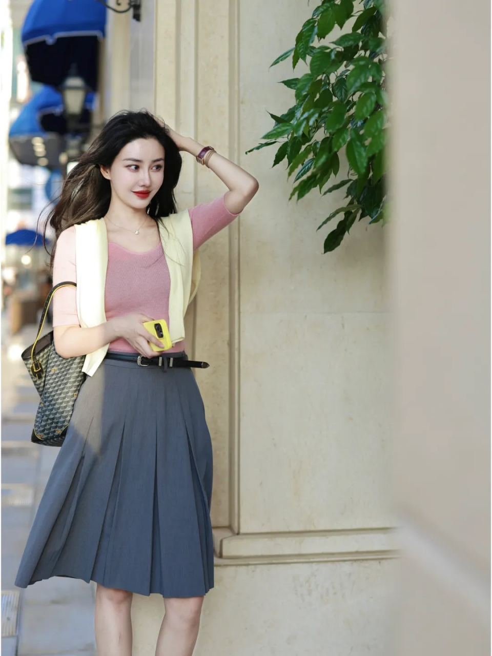 粉色的上衣搭配上灰色的百褶半身裙,轻松穿出时髦感,漂亮大方#仲夏