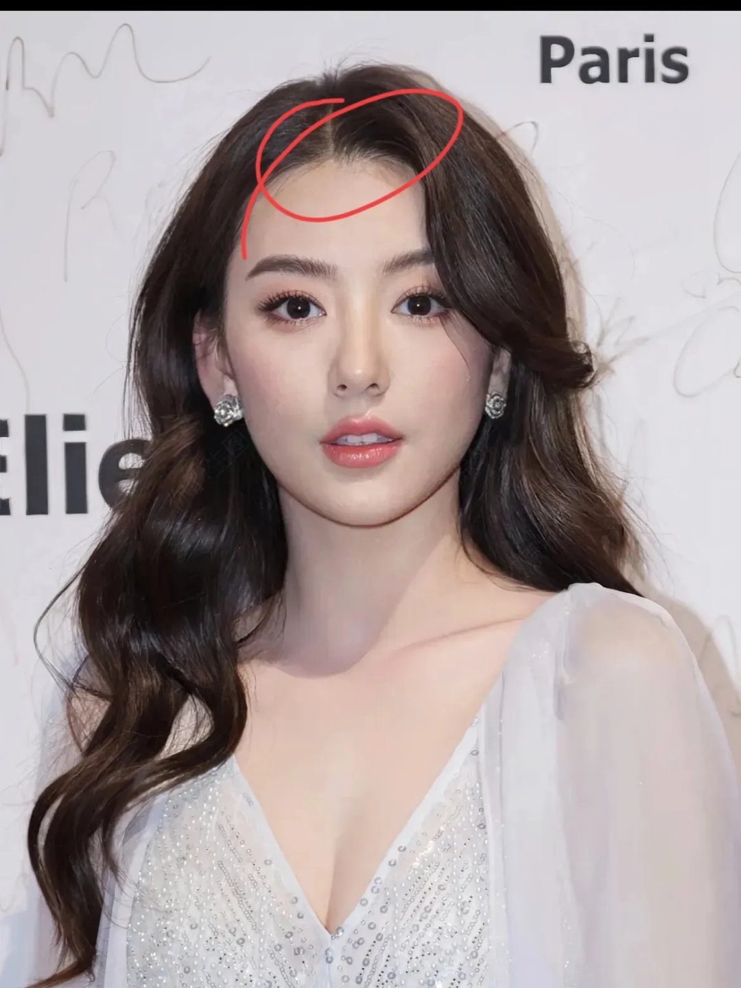 挺拔饱满有肉感,是贵气的表现,眉头上有爆筋的演员额头上有个三角形的