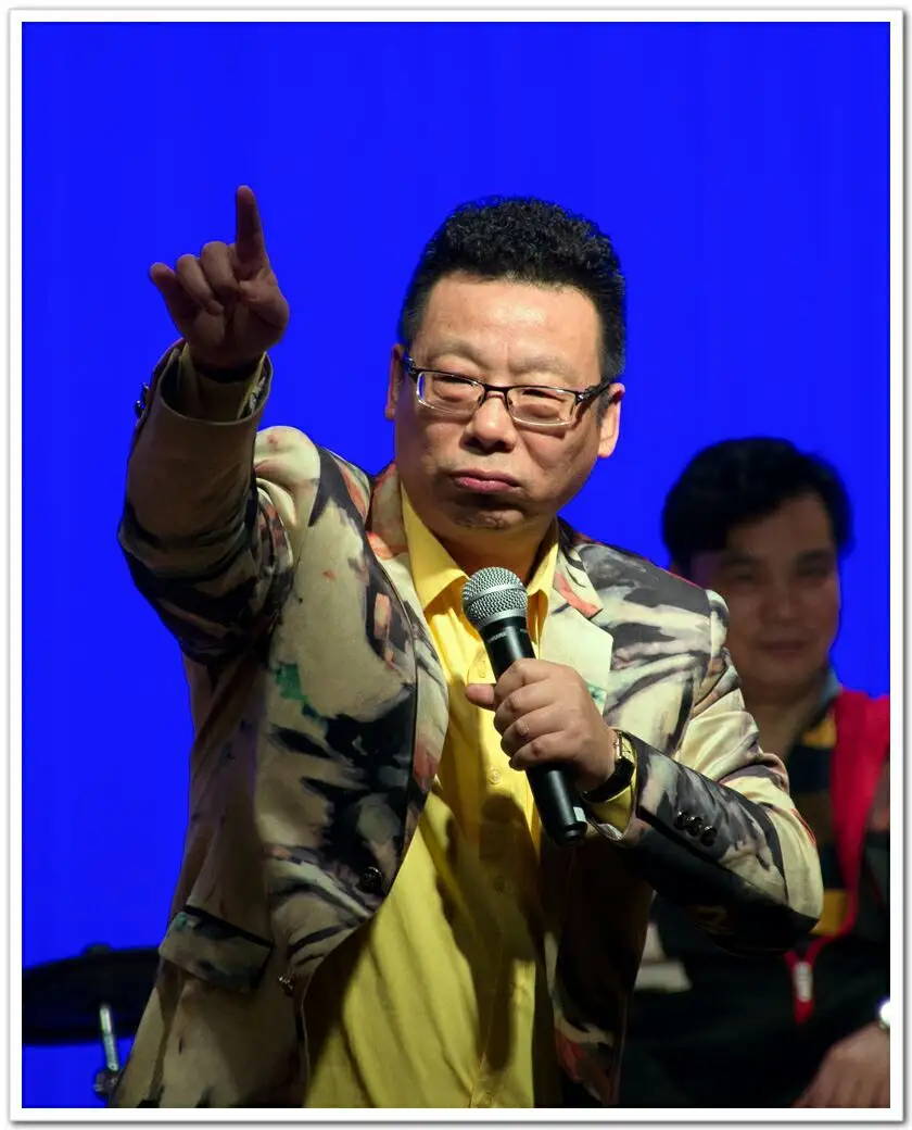 海派清口创始人之争:蔡嘎亮与周立波的迷雾   在海派清口的舞台上一 