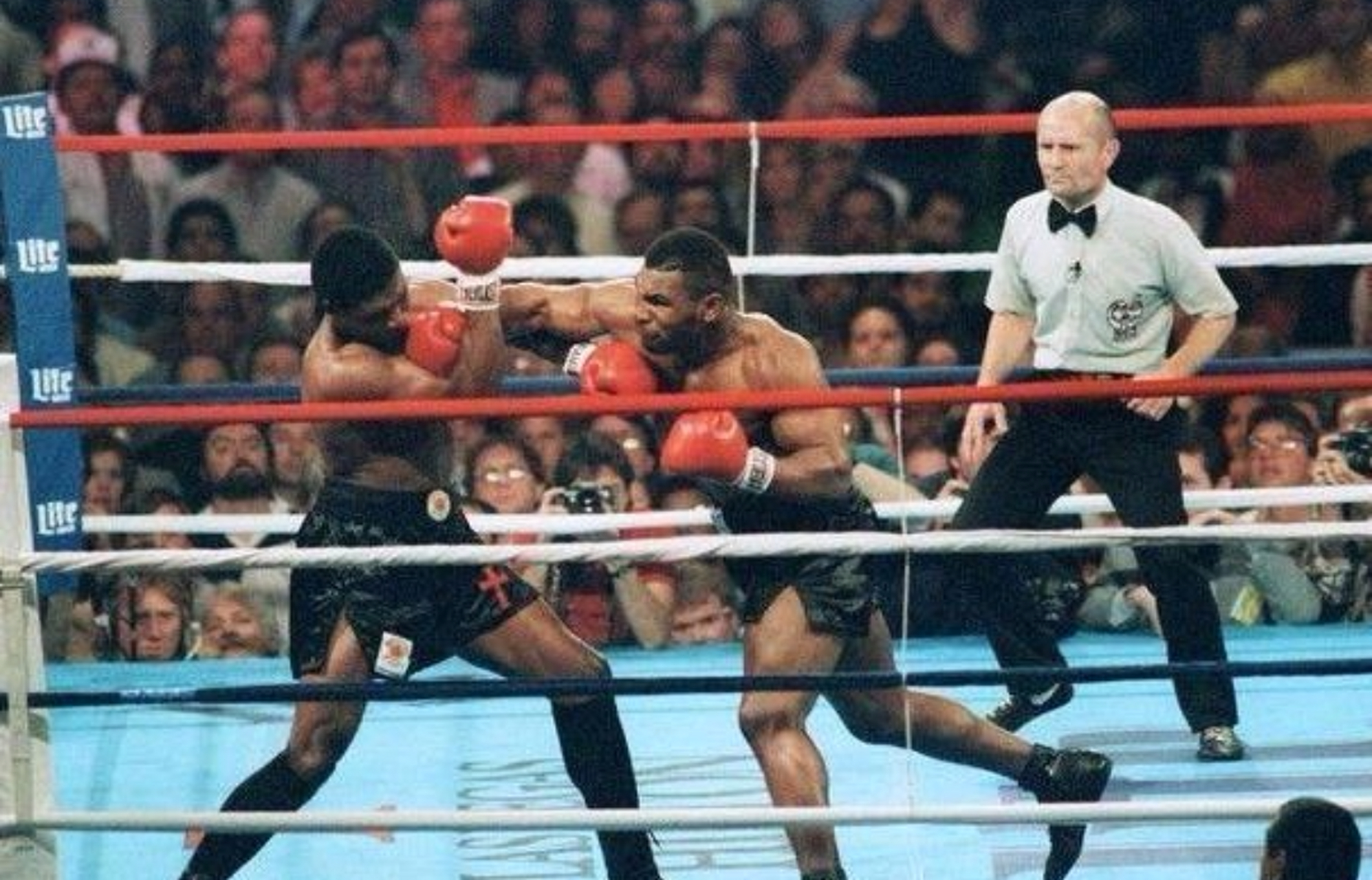 前重量级拳王伯比克,曾击败阿里,于2006年,和街头混混打斗时,不熟悉