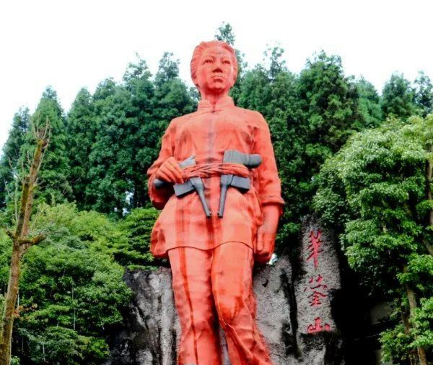 1948年8月5日,48岁的"双枪老太婆"邓惠中被捕,敌人动用一切力量企图让