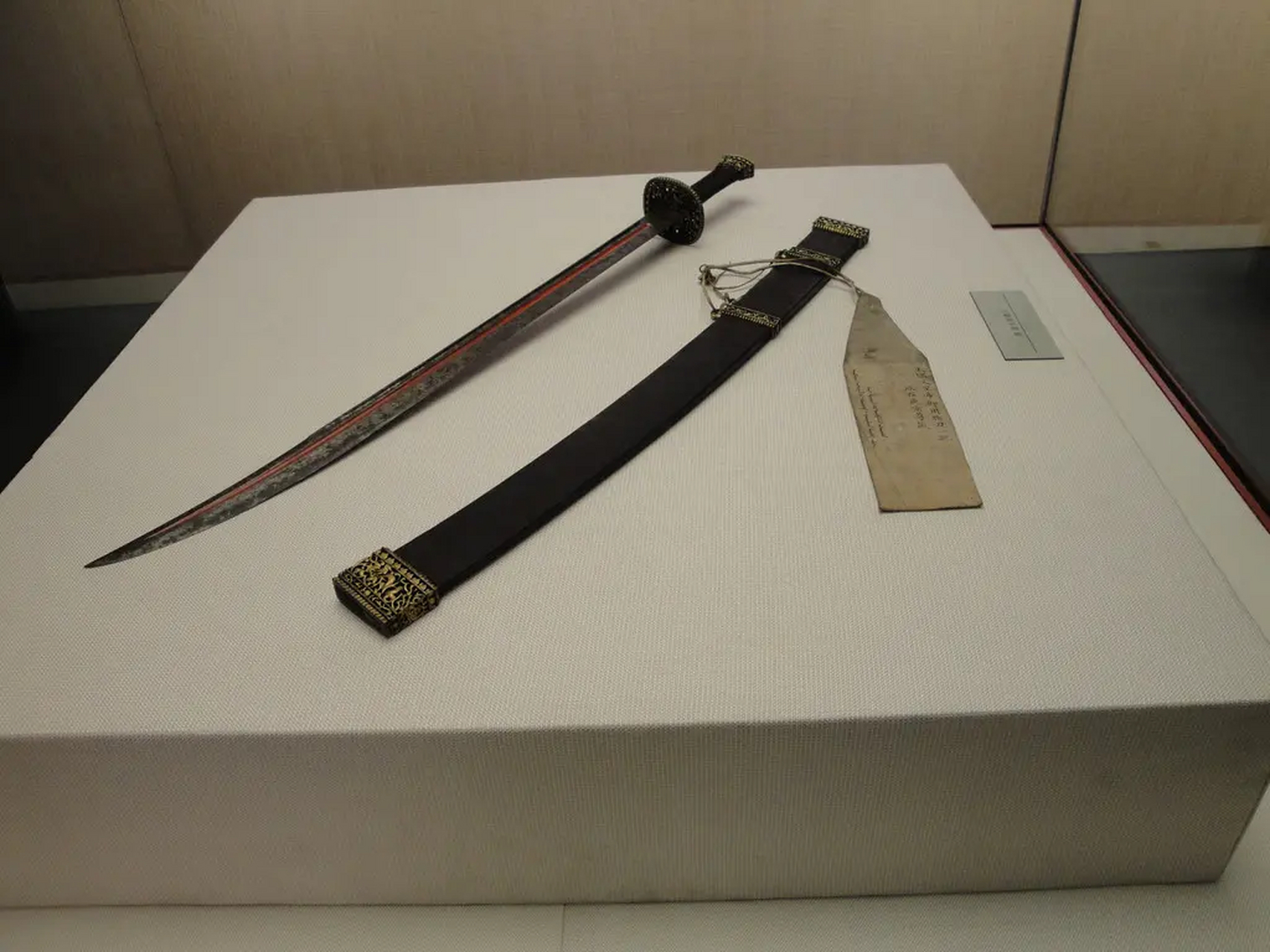 皇太极的腰刀  沈阳故宫博物院镇馆之宝 刀由精钢打造,中有涂有朱砂的