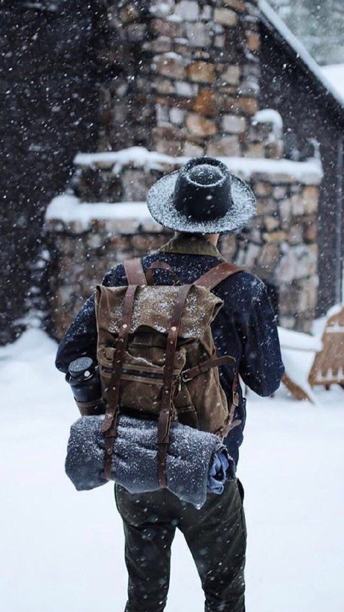 雪地里的背影图片