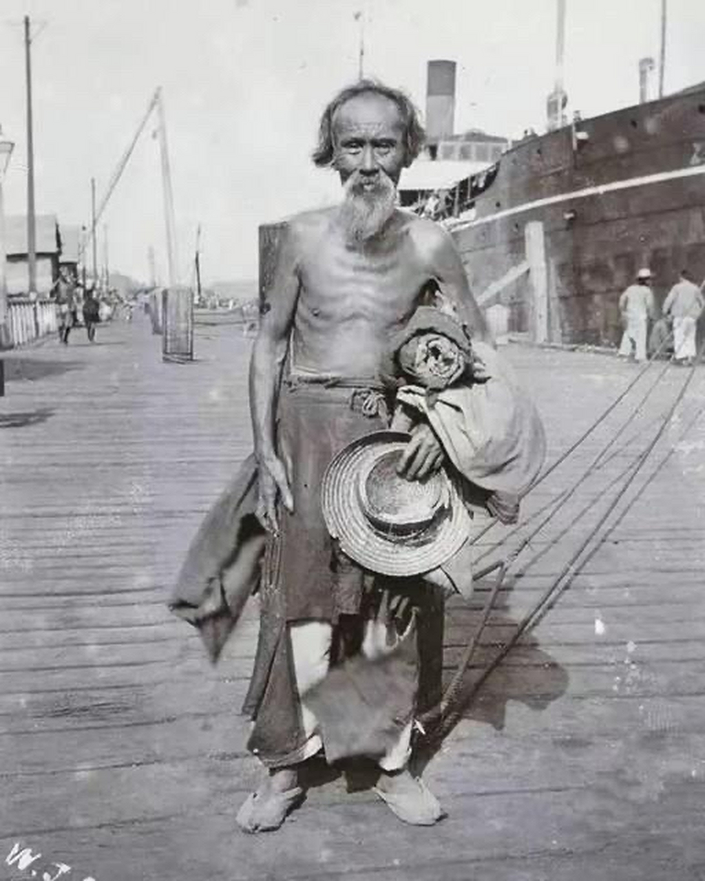 看了几张清朝百姓的照片,一个个骨瘦嶙峋,才意识到中国人能吃饱饭也