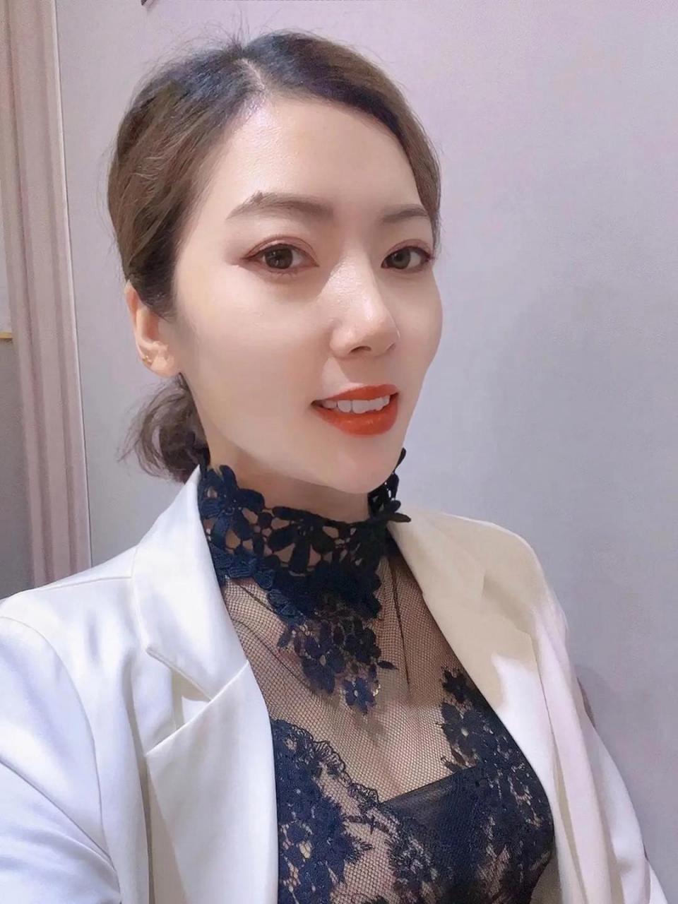 性感美女# 女装店老板娘发现大部分开服装店的成熟女人都比较漂亮是 