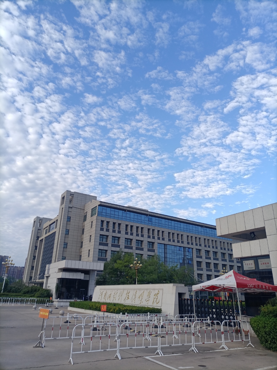 晨曦初破,碧空如洗,朵朵白云悠然绽放,宣告着又一个璀璨日子的启程