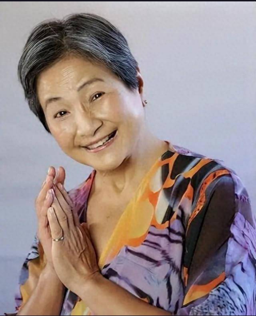 华语著名女演员郑佩佩去世后,她的儿子原和玉通过一组珍贵合照与深沉