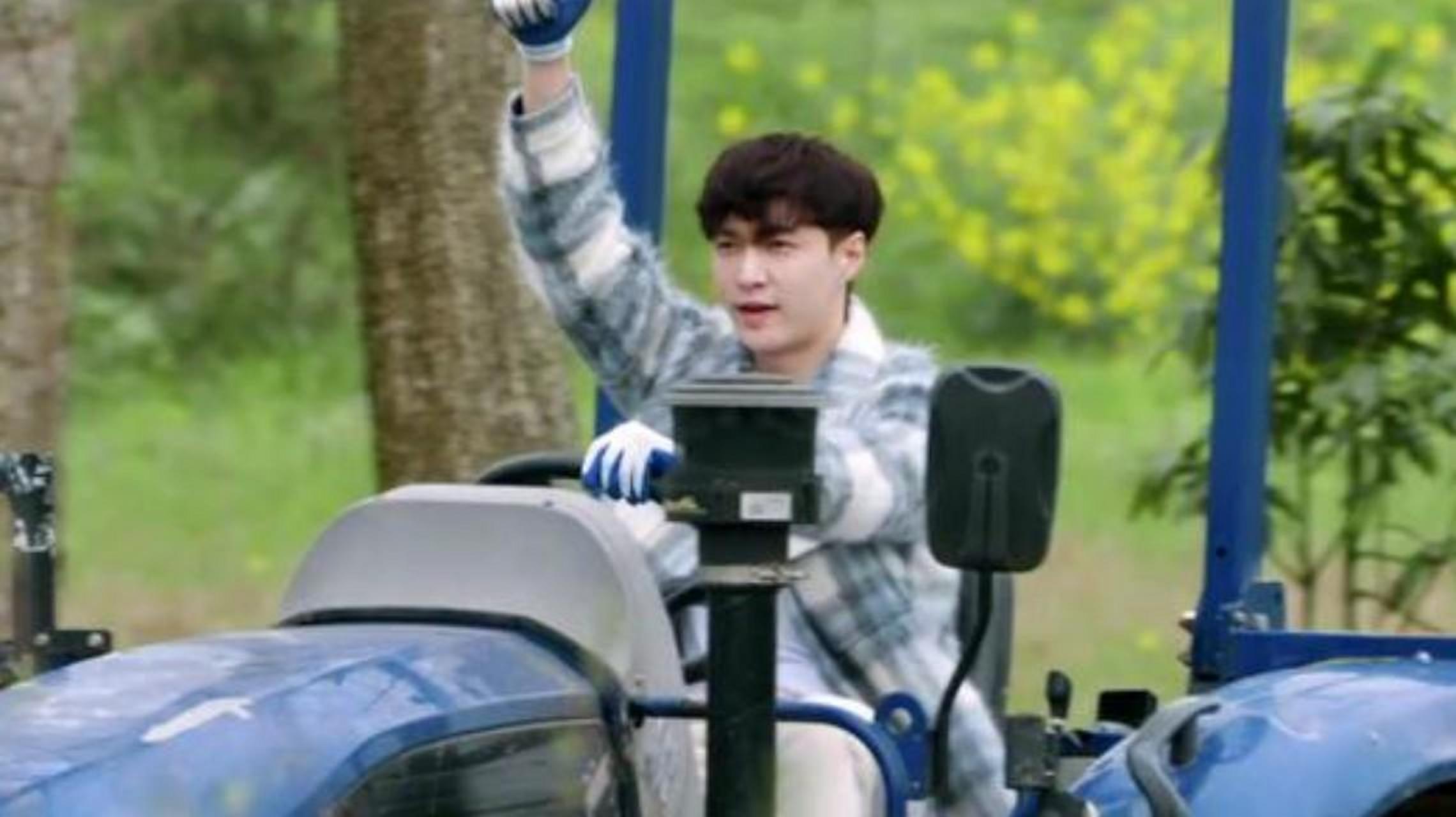 张艺兴拿到拖拉机驾照 18日,张艺兴发文晒出拖拉机驾驶证