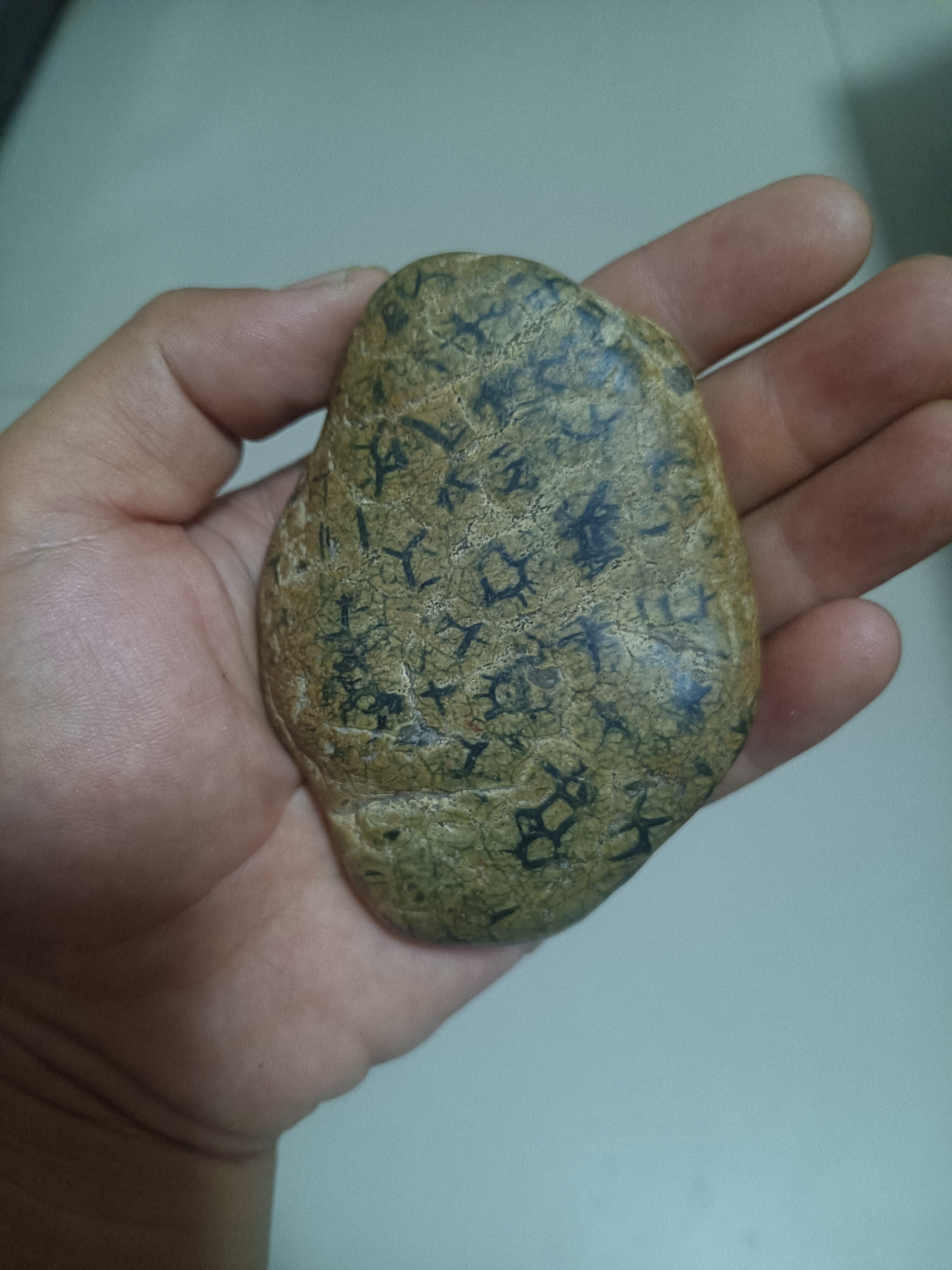 "石上的秘密,浅棕与绿交织,纹理不规则,斑点深沉