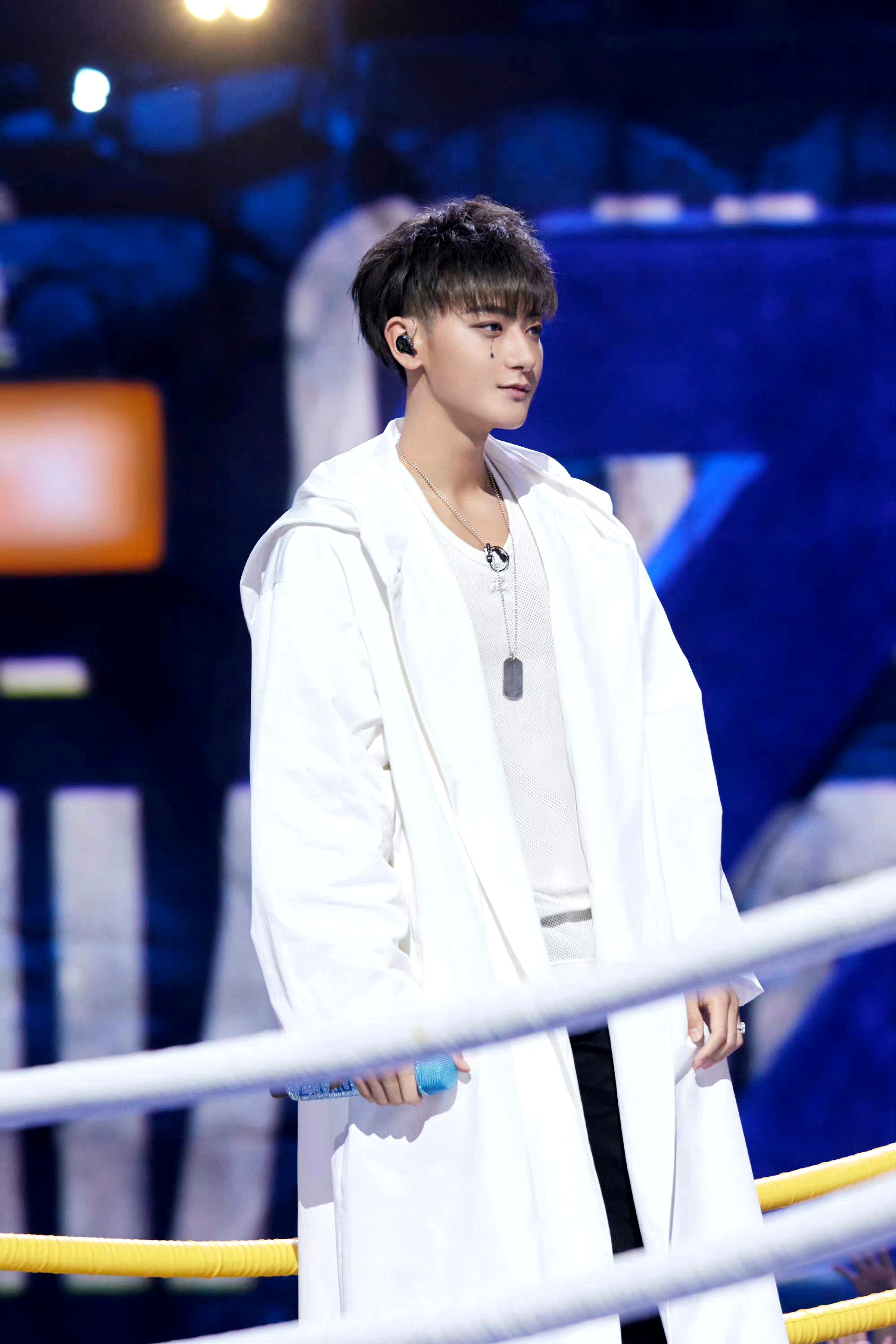 黄子韬蓝眼泪妆##黄子韬泪滴妆# 黄子韬这个妆容太绝了,白色的衣服和