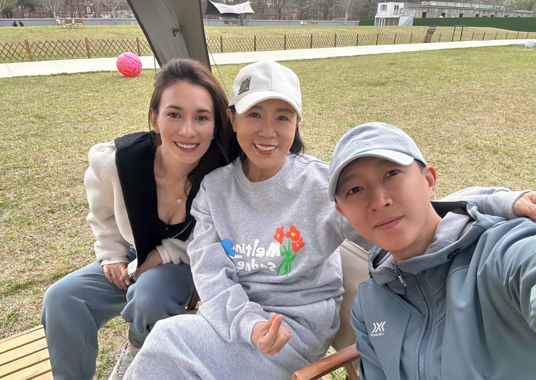 韩庚卢靖姗夫妇为妈妈庆生的消息引起了众多粉丝和网友的关注.
