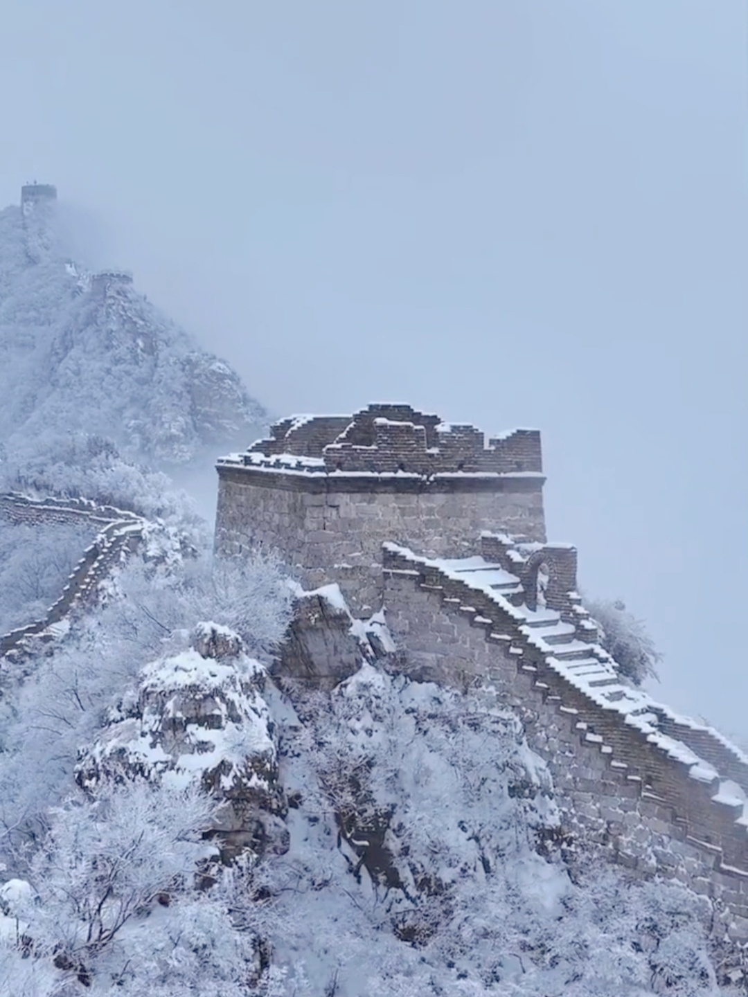 在箭扣长城,我捕捉到了《沁园春雪》中的北国风光.