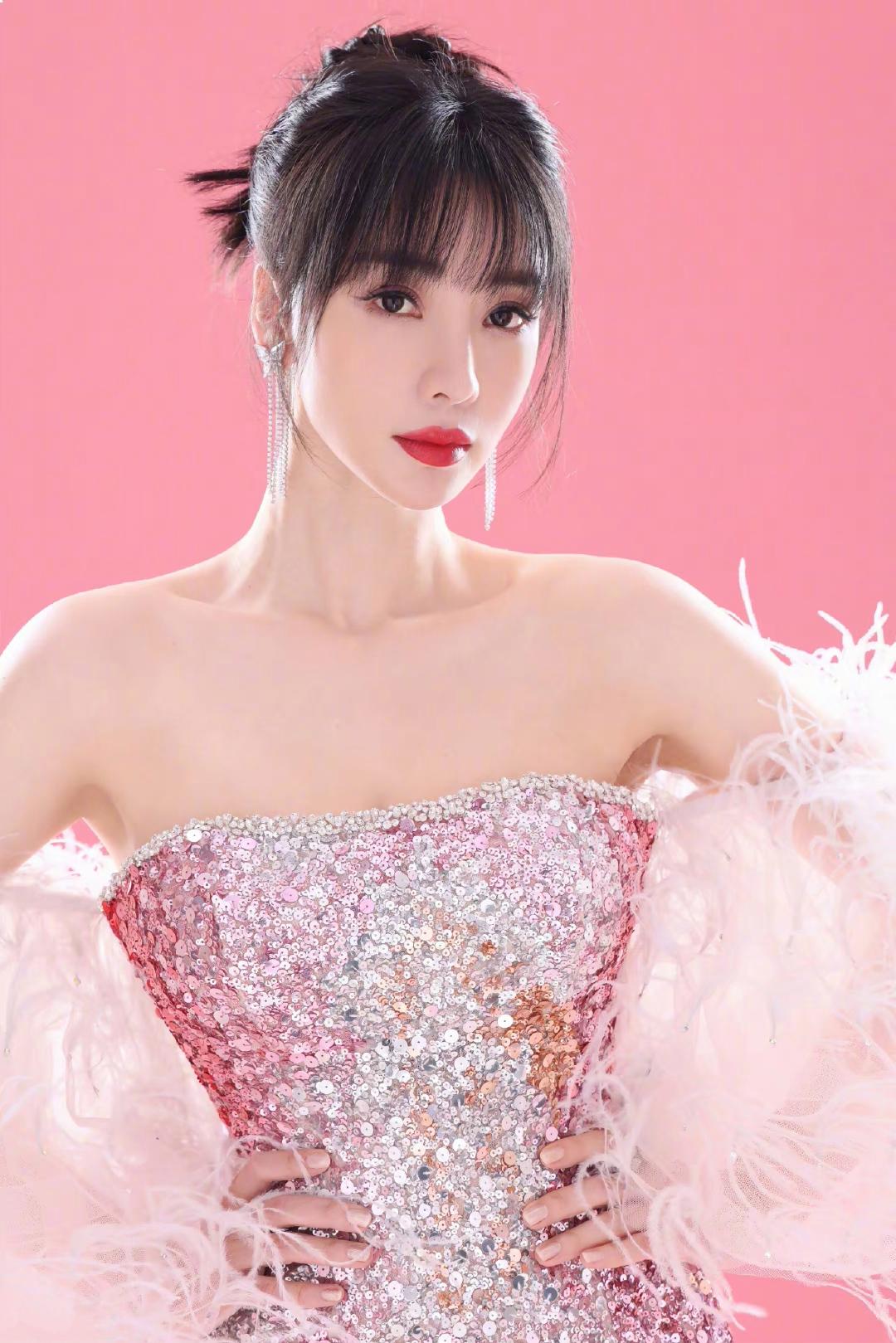 柳岩惊艳亮相华表奖,粉色羽毛小长裙展现少女魅力#柳岩