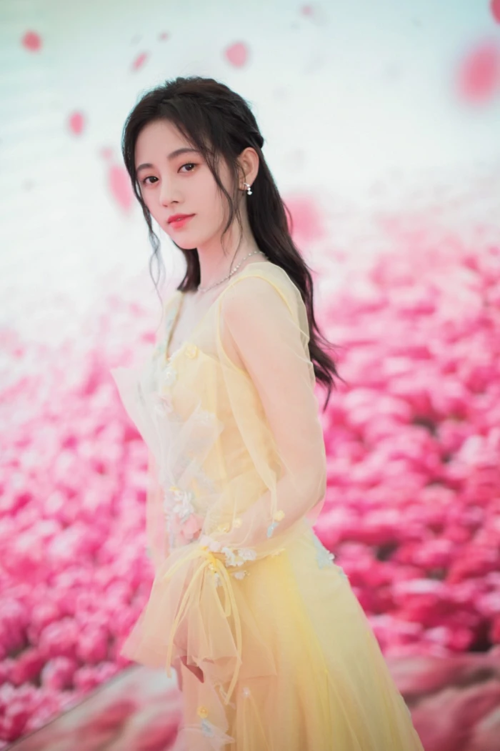 鞠婧祎的"淡黄的长裙,蓬松的头发"火了,这样穿美过初恋#鞠婧祎