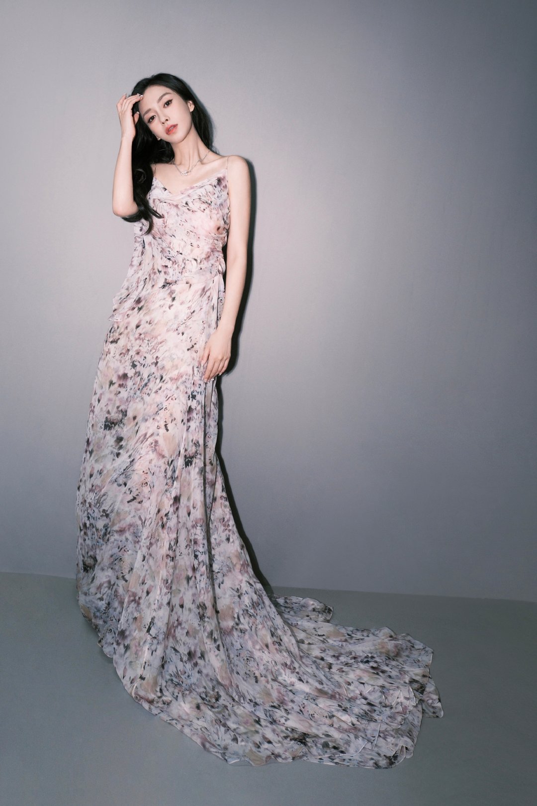 angelababy身穿印花连衣裙,美丽动人,萦绕在纤巧腕间#angelababy