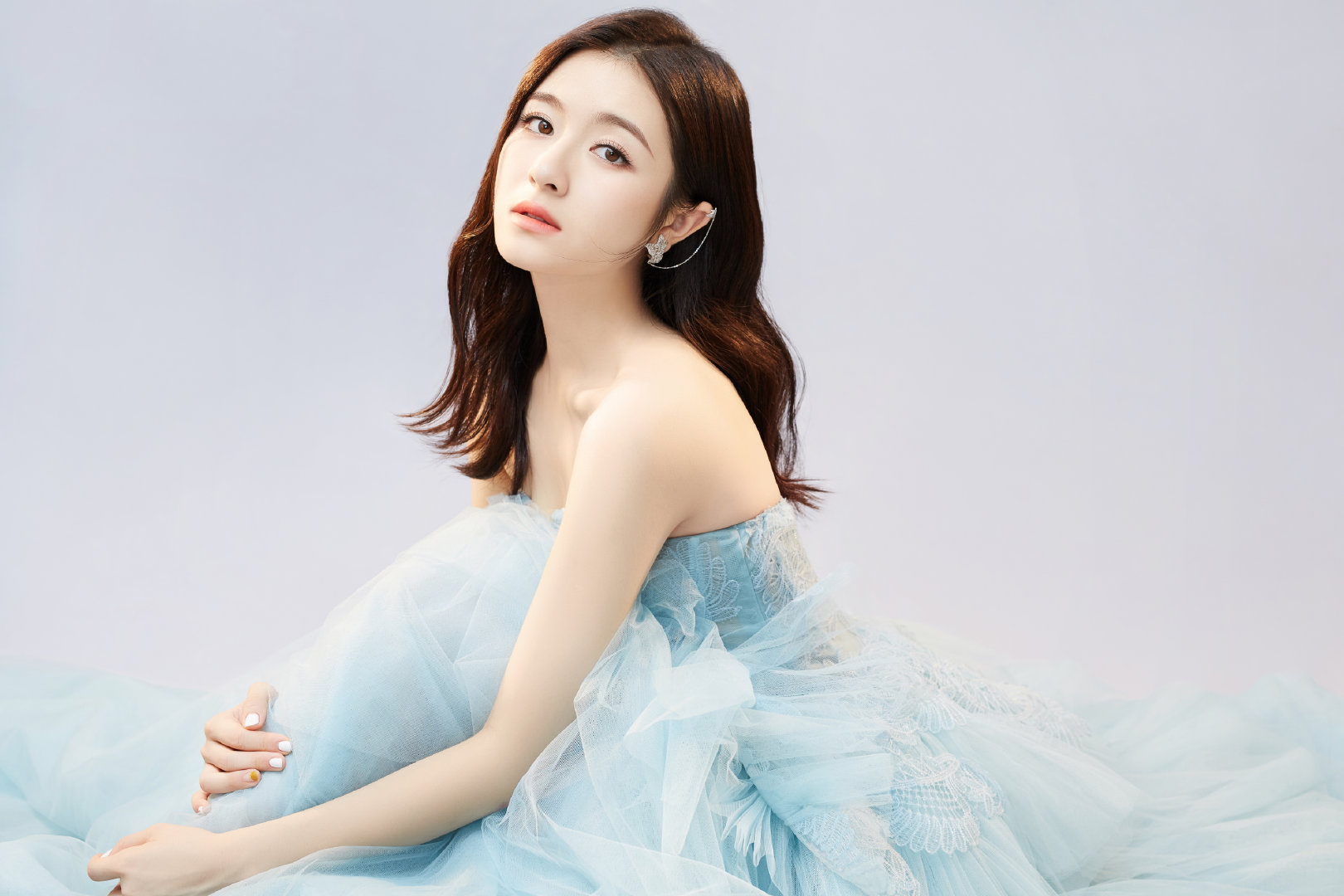 李兰迪一身淡蓝色抹胸裙,配上甜美的笑容,美丽动人#李兰迪