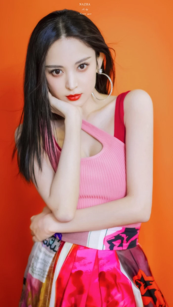 古力娜扎背心叠穿时尚感十足,清新又带着高级感,没想到这么好看#古力