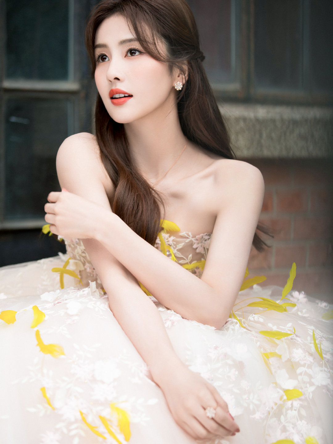 白鹿一袭抹胸刺绣蓬蓬裙好美啊!有一股优雅公主范儿#白鹿