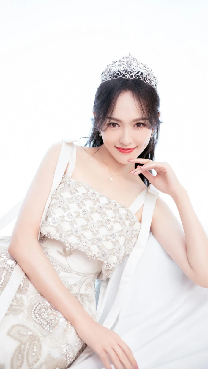 唐嫣水晶刺绣花苞裙戴王冠,宛如公主生图状态能打细腿吸睛#唐嫣