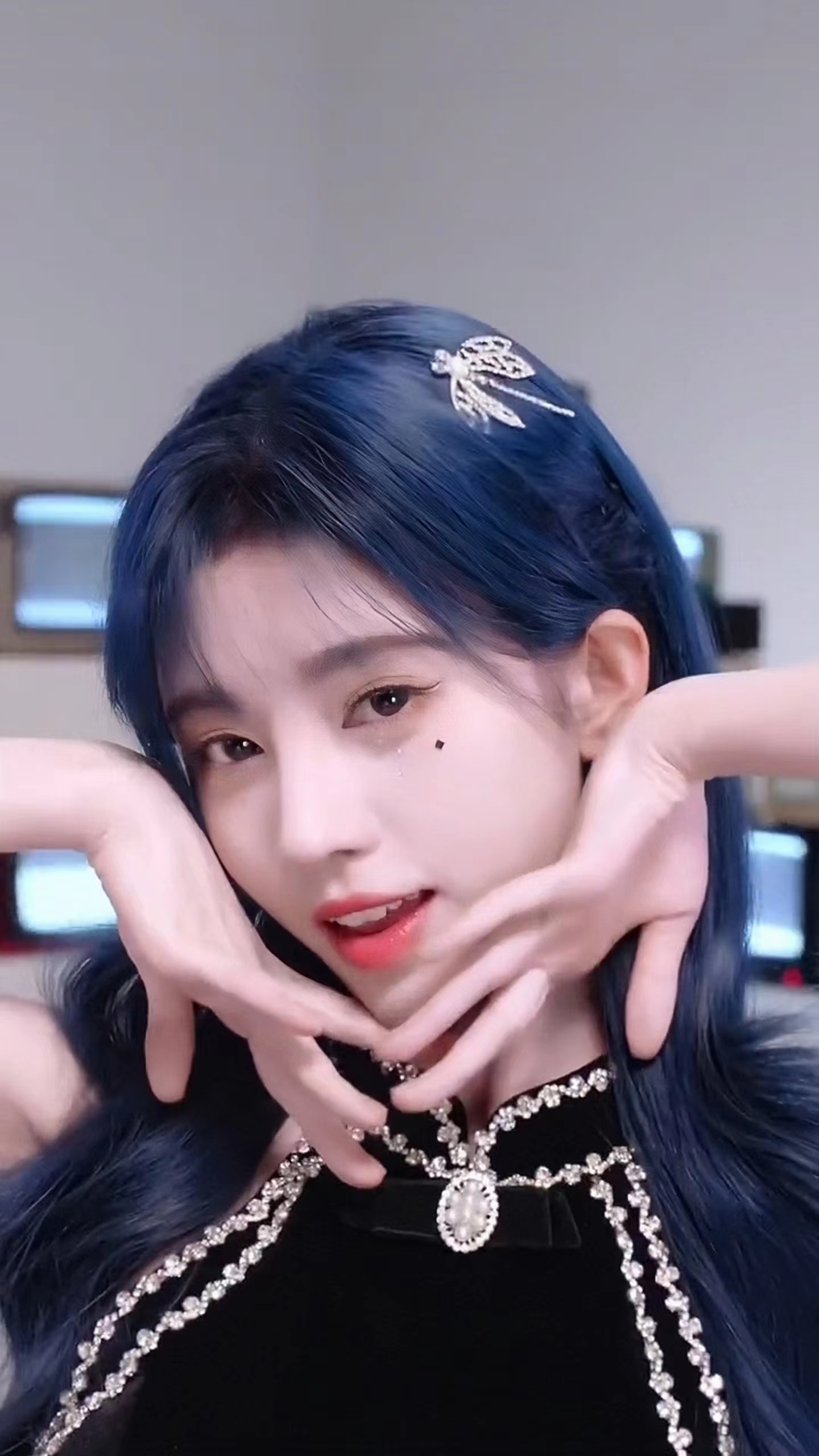 鞠婧祎鸢尾蓝发色,完美驾驭各种发色的鞠婧祎,不愧是塞纳河鲨出来的王